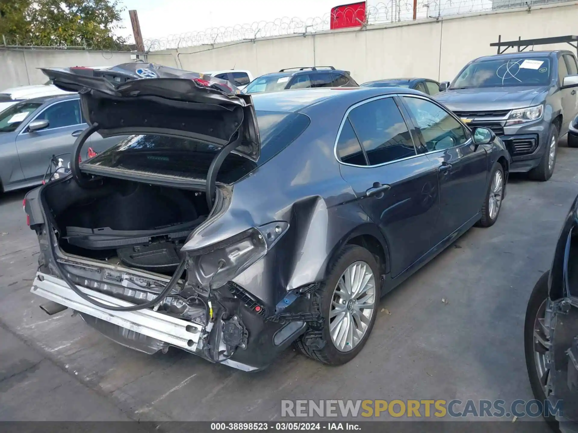 4 Photograph of a damaged car 4T1B21HK5KU515047 TOYOTA CAMRY HYBRID 2019