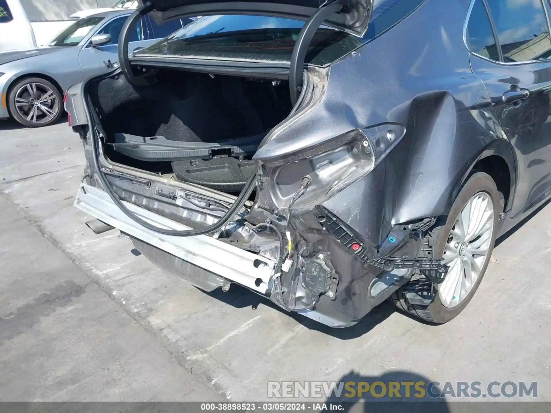 6 Photograph of a damaged car 4T1B21HK5KU515047 TOYOTA CAMRY HYBRID 2019