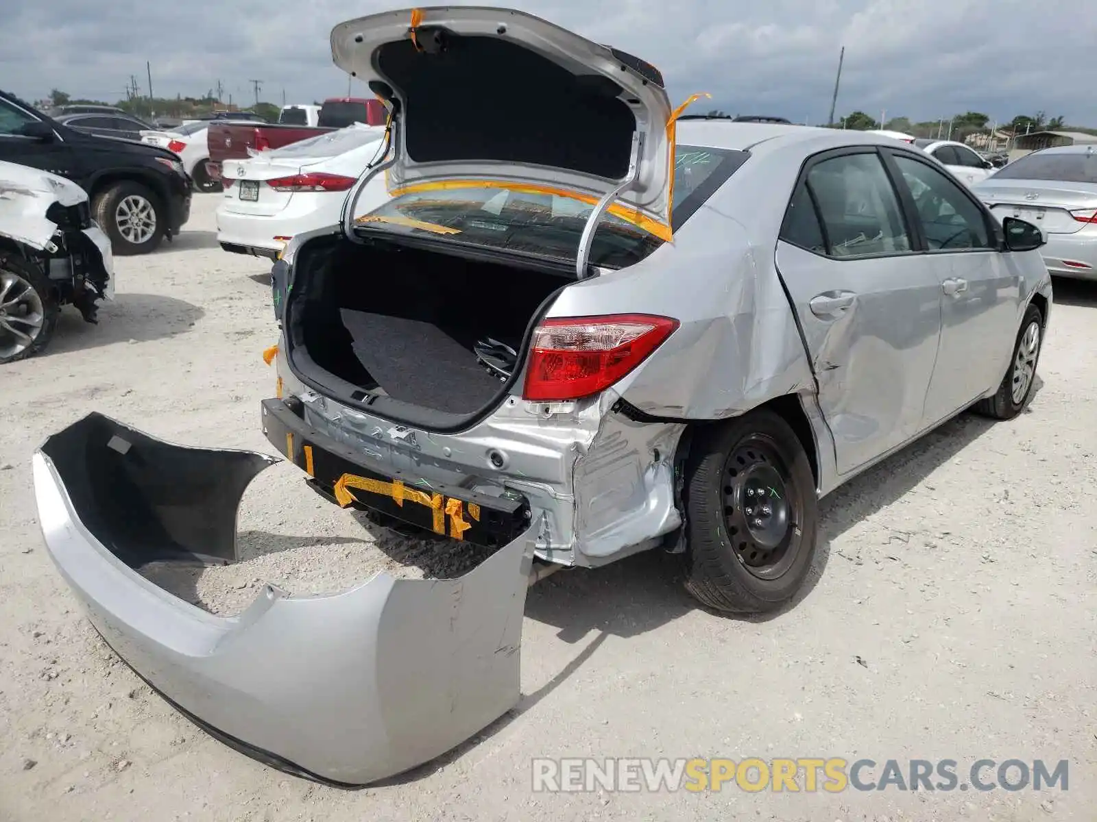 4 Photograph of a damaged car 2T1BURHE0KC165380 TOYOTA COROLLA 2019