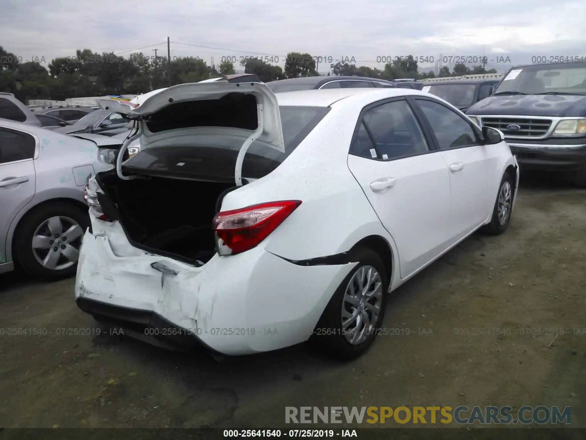 4 Photograph of a damaged car 2T1BURHE0KC185452 TOYOTA COROLLA 2019