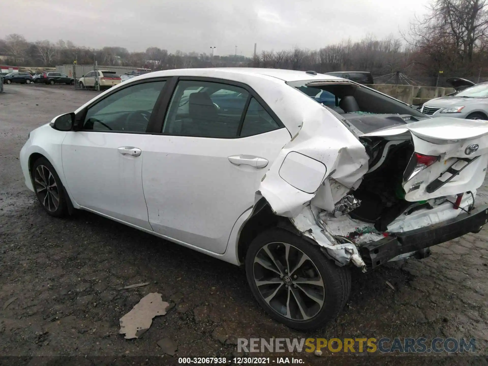 3 Photograph of a damaged car 2T1BURHE0KC189663 TOYOTA COROLLA 2019