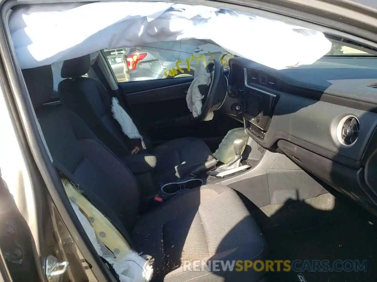 5 Photograph of a damaged car 2T1BURHE0KC215873 TOYOTA COROLLA 2019