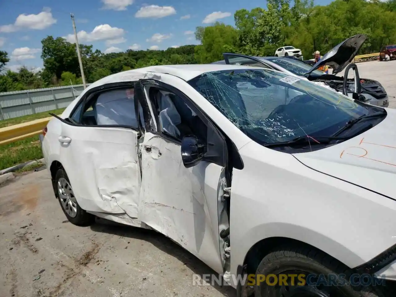 9 Photograph of a damaged car 2T1BURHE1KC175500 TOYOTA COROLLA 2019