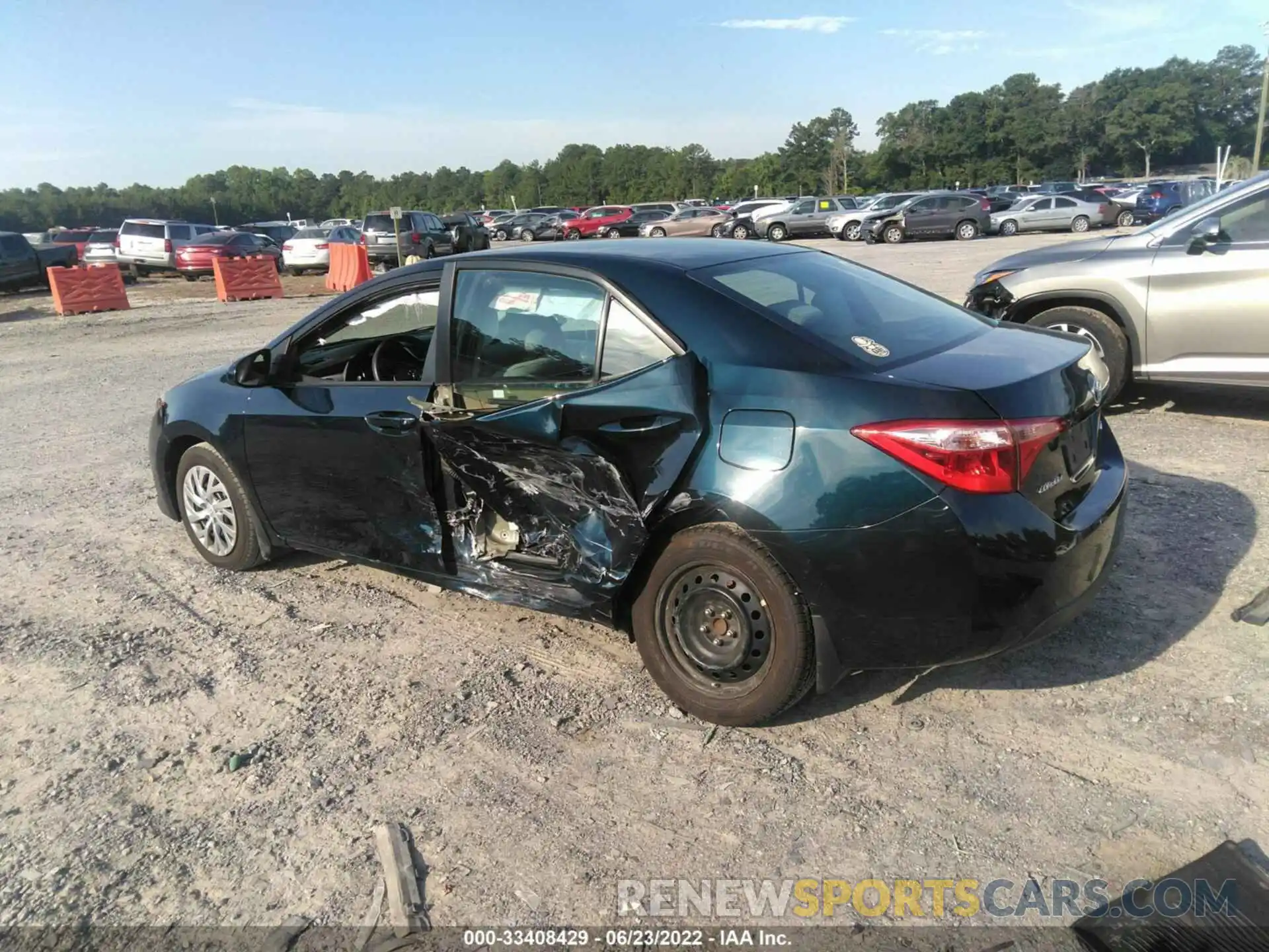 3 Photograph of a damaged car 2T1BURHE3KC126511 TOYOTA COROLLA 2019