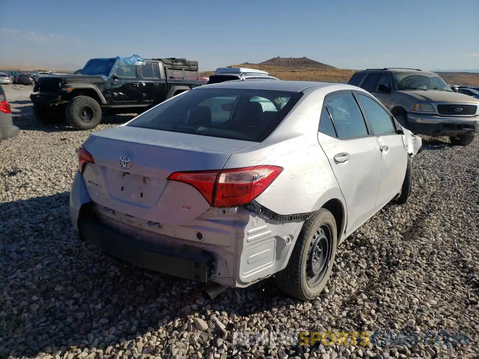 4 Photograph of a damaged car 2T1BURHE3KC165633 TOYOTA COROLLA 2019