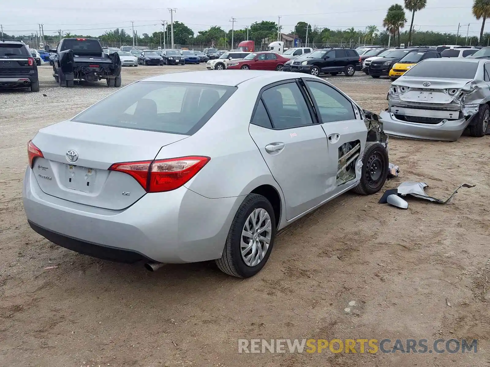 4 Photograph of a damaged car 2T1BURHE3KC170640 TOYOTA COROLLA 2019