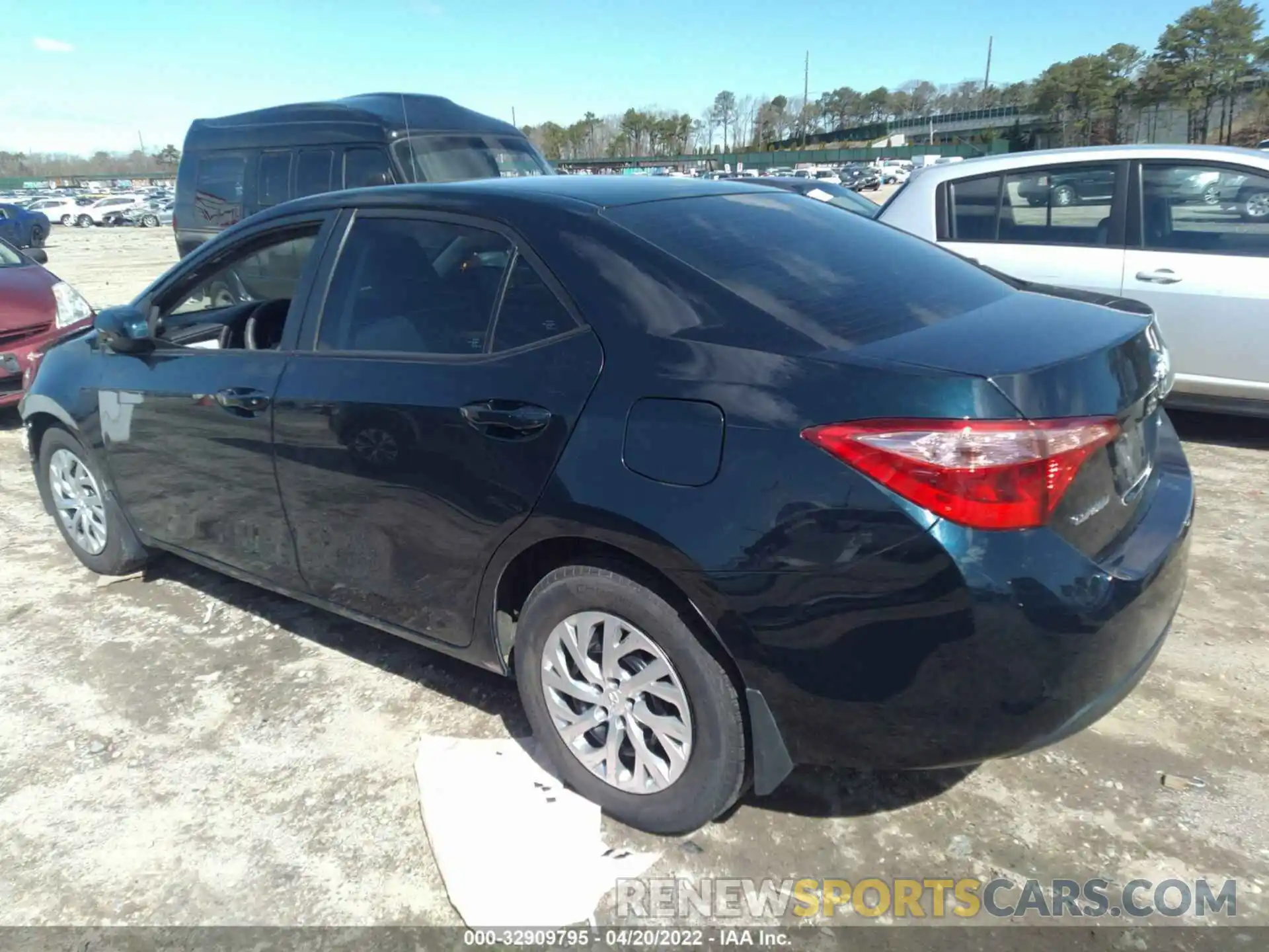 3 Photograph of a damaged car 2T1BURHE3KC218153 TOYOTA COROLLA 2019