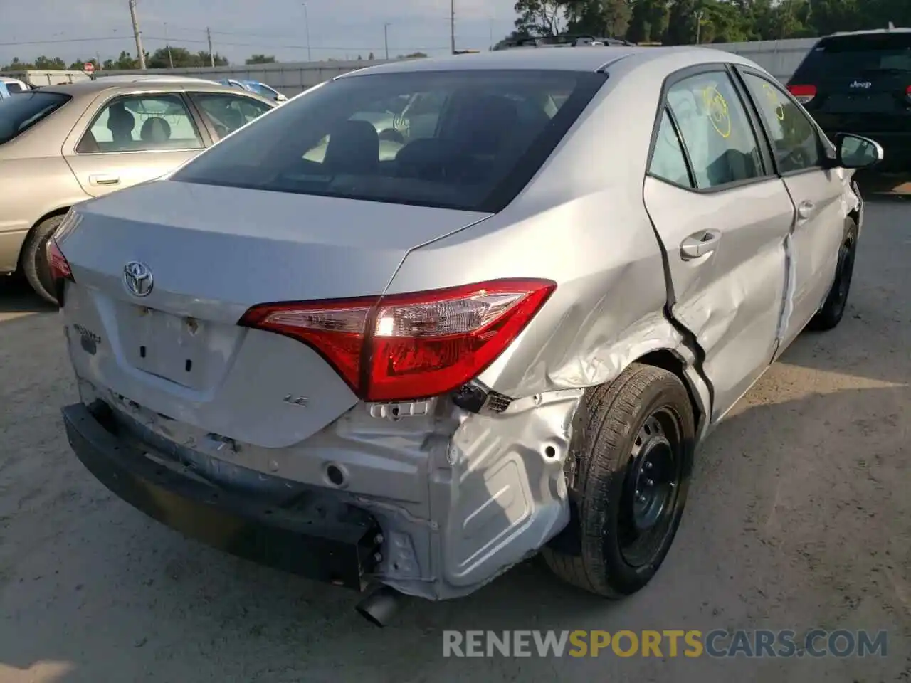 4 Photograph of a damaged car 2T1BURHE4KC185261 TOYOTA COROLLA 2019