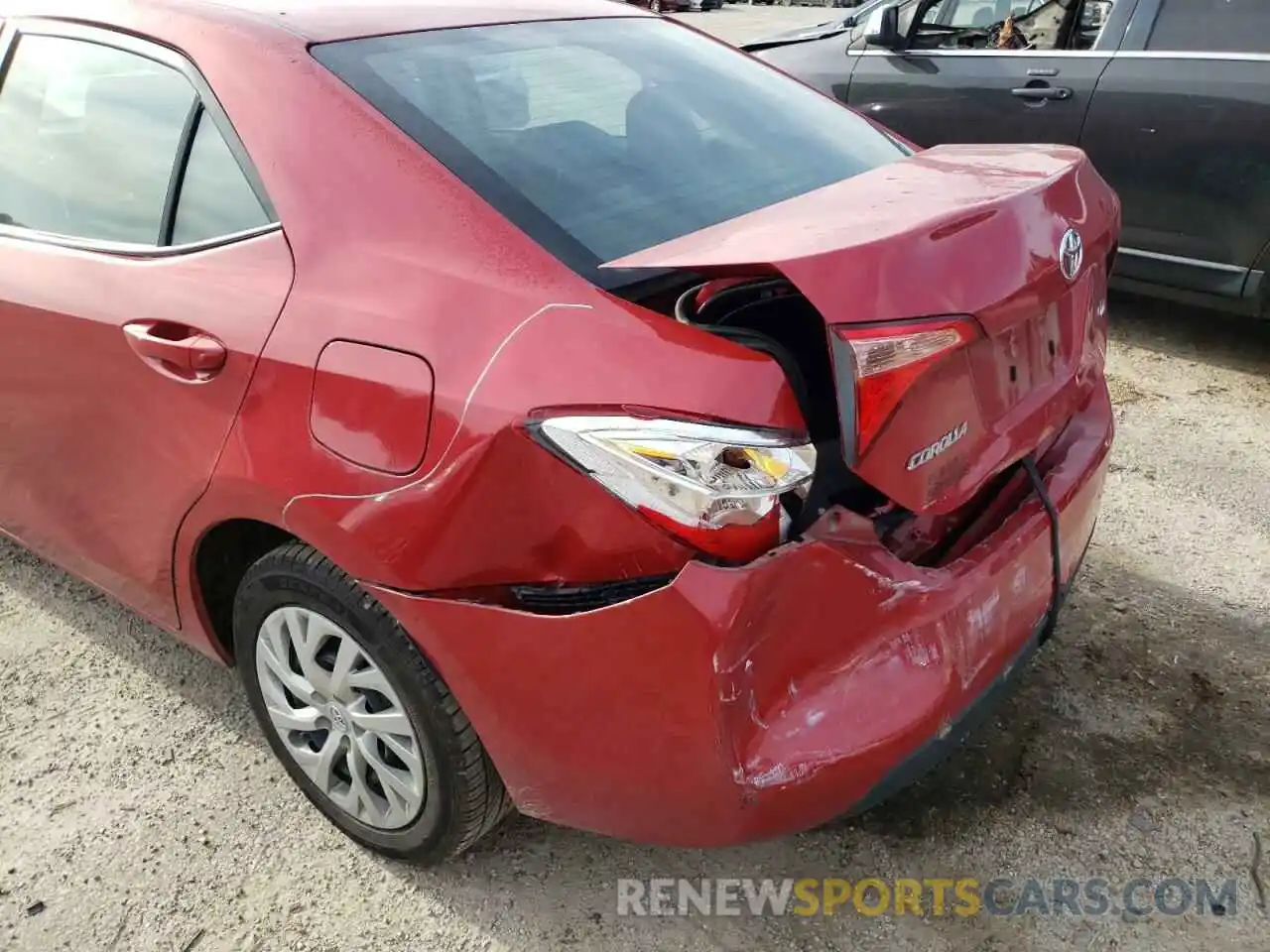 9 Photograph of a damaged car 2T1BURHE4KC215729 TOYOTA COROLLA 2019