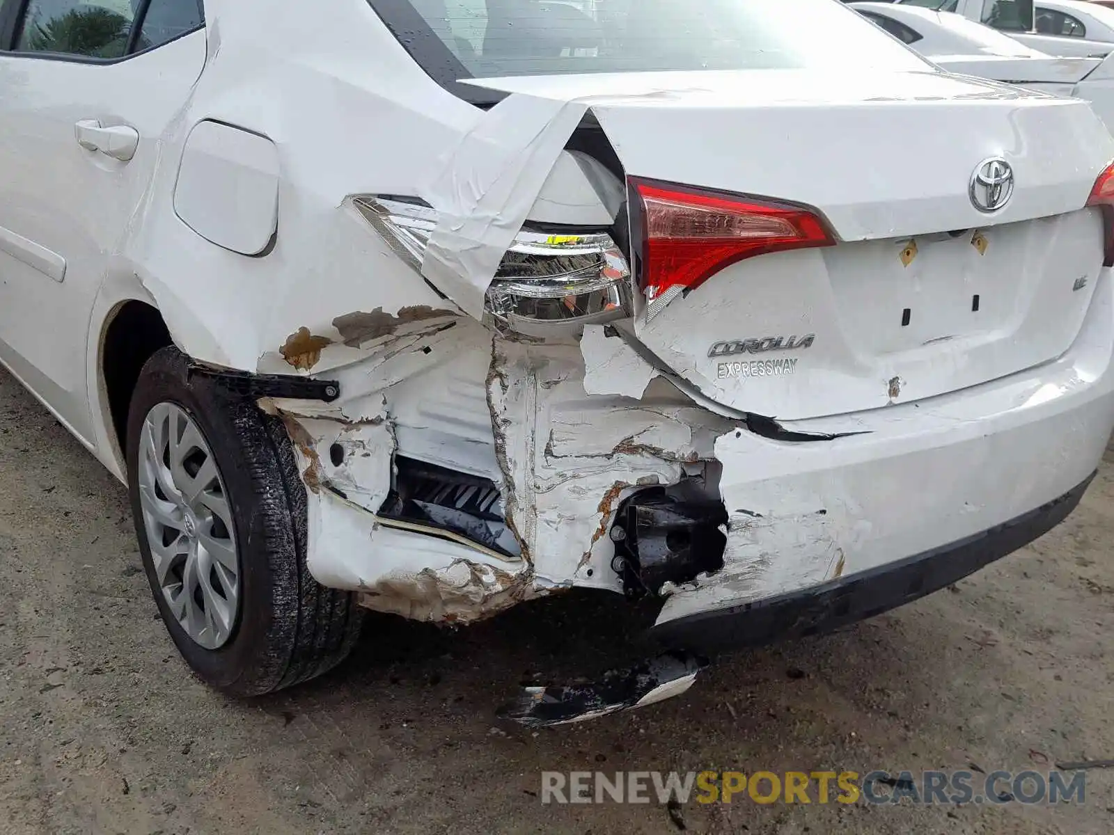 9 Photograph of a damaged car 2T1BURHE4KC221868 TOYOTA COROLLA 2019