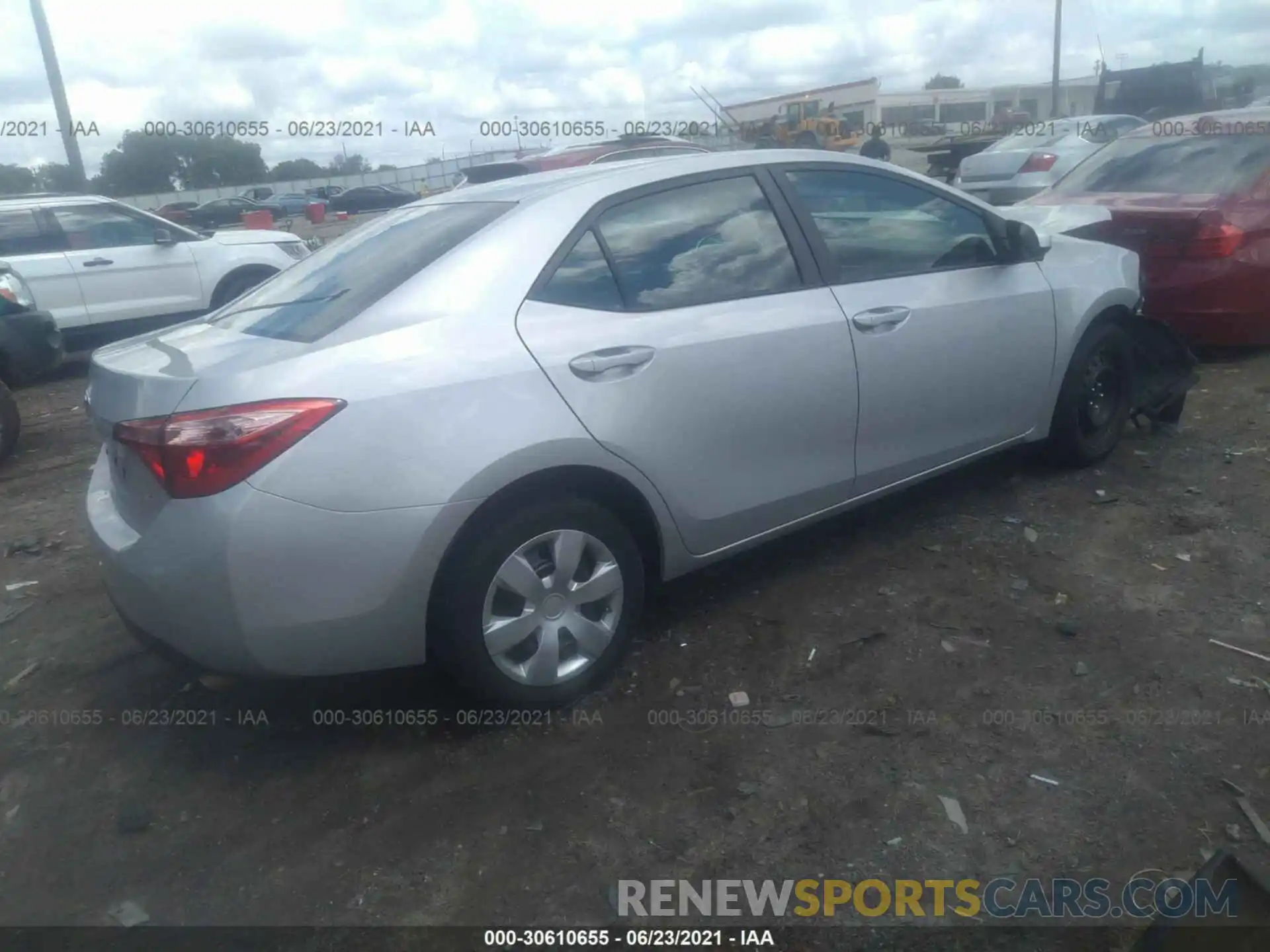 4 Photograph of a damaged car 2T1BURHE4KC235768 TOYOTA COROLLA 2019