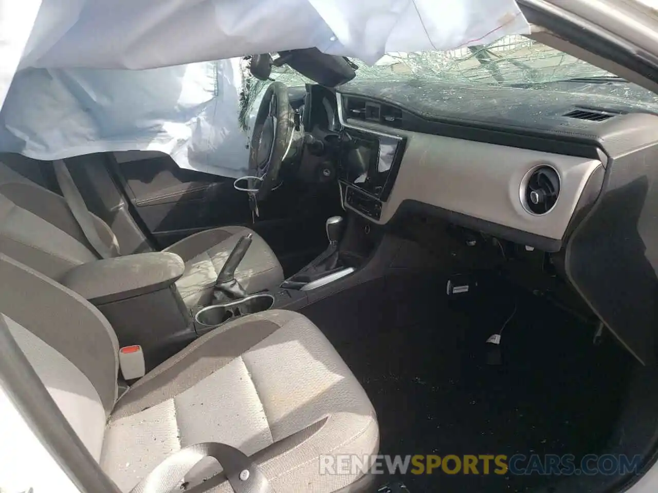 5 Photograph of a damaged car 2T1BURHE4KC241005 TOYOTA COROLLA 2019