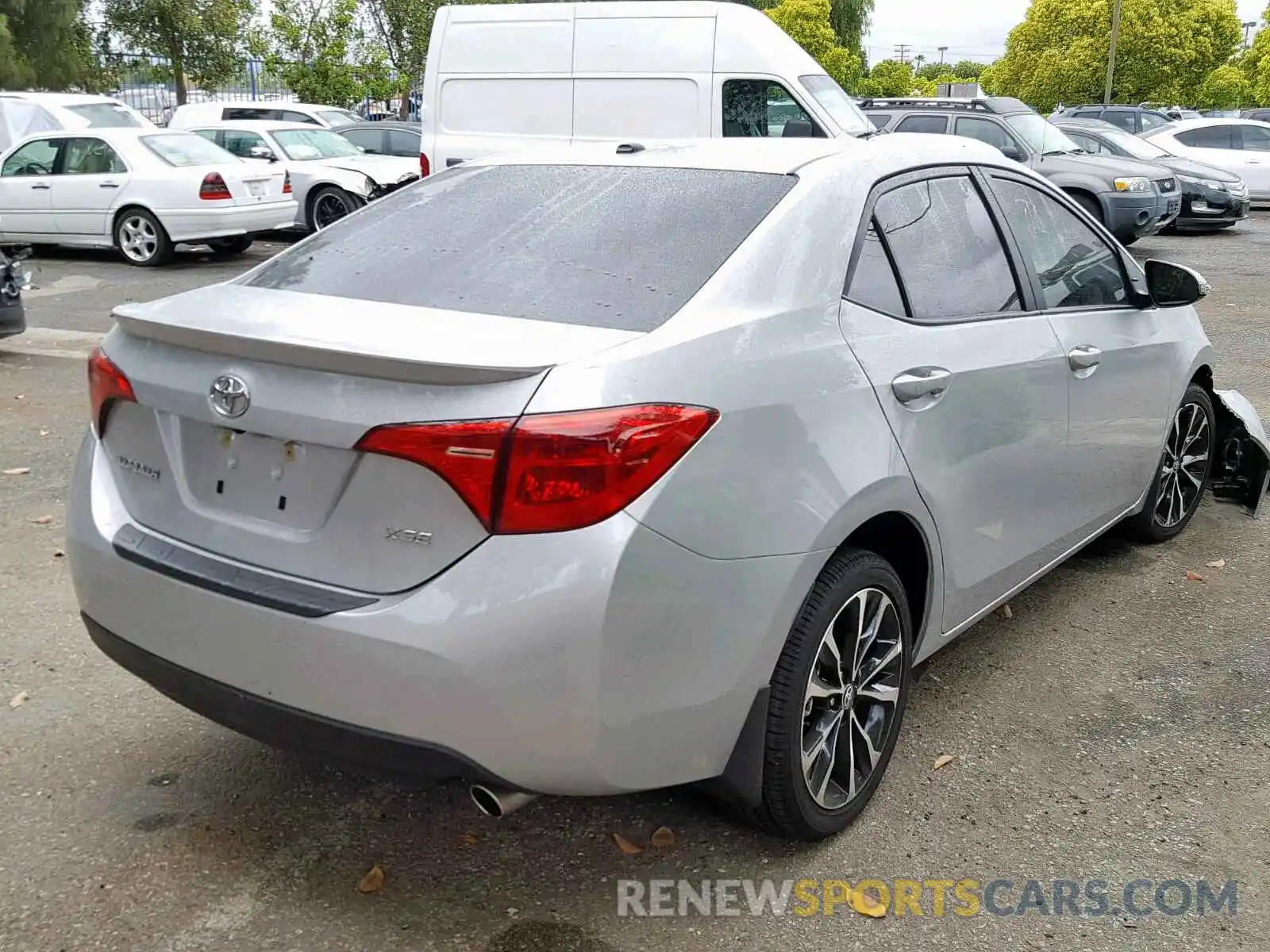 4 Photograph of a damaged car 2T1BURHE5KC135615 TOYOTA COROLLA 2019