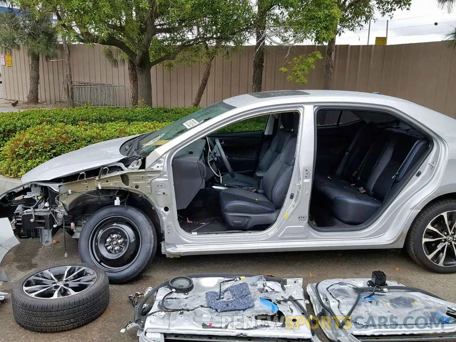 9 Photograph of a damaged car 2T1BURHE5KC135615 TOYOTA COROLLA 2019