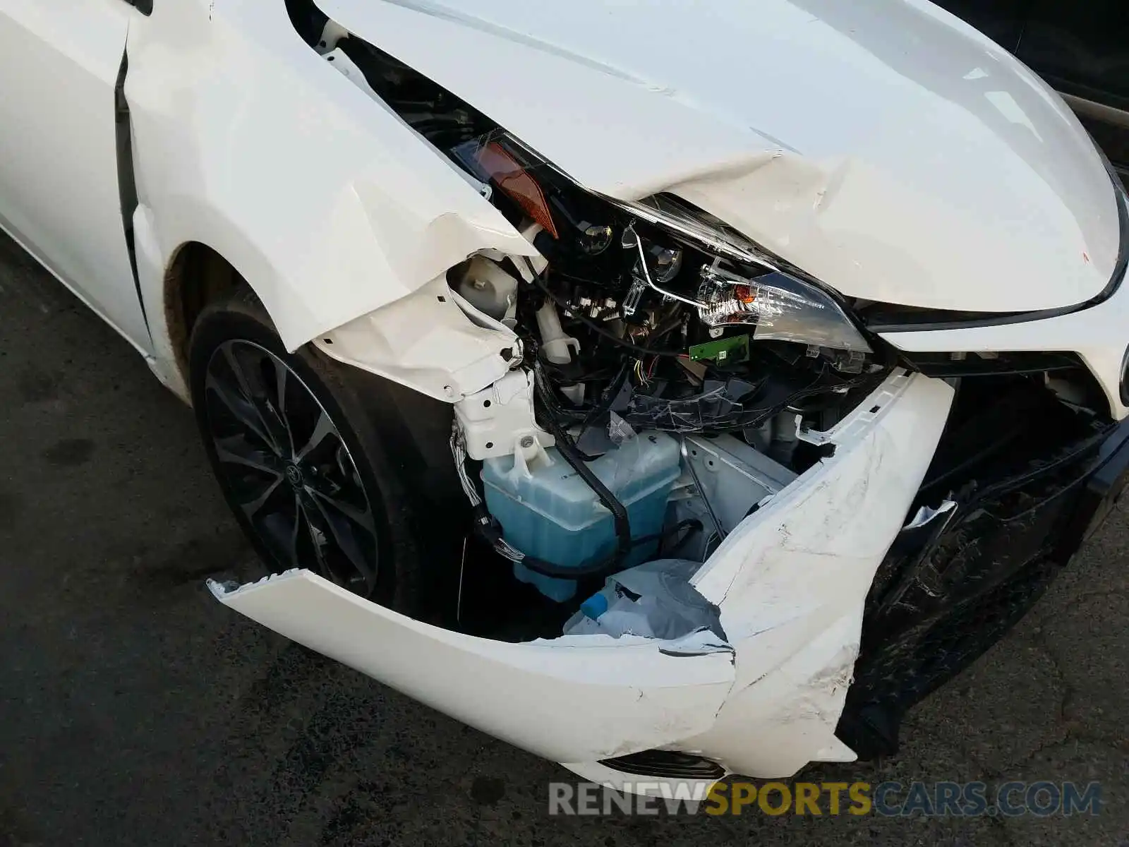 9 Photograph of a damaged car 2T1BURHE5KC173619 TOYOTA COROLLA 2019