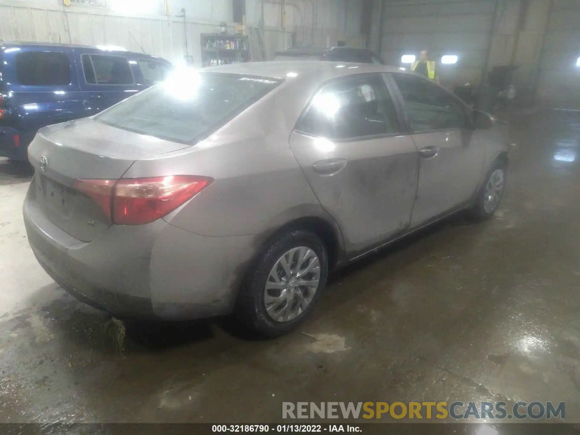 4 Photograph of a damaged car 2T1BURHE5KC184099 TOYOTA COROLLA 2019