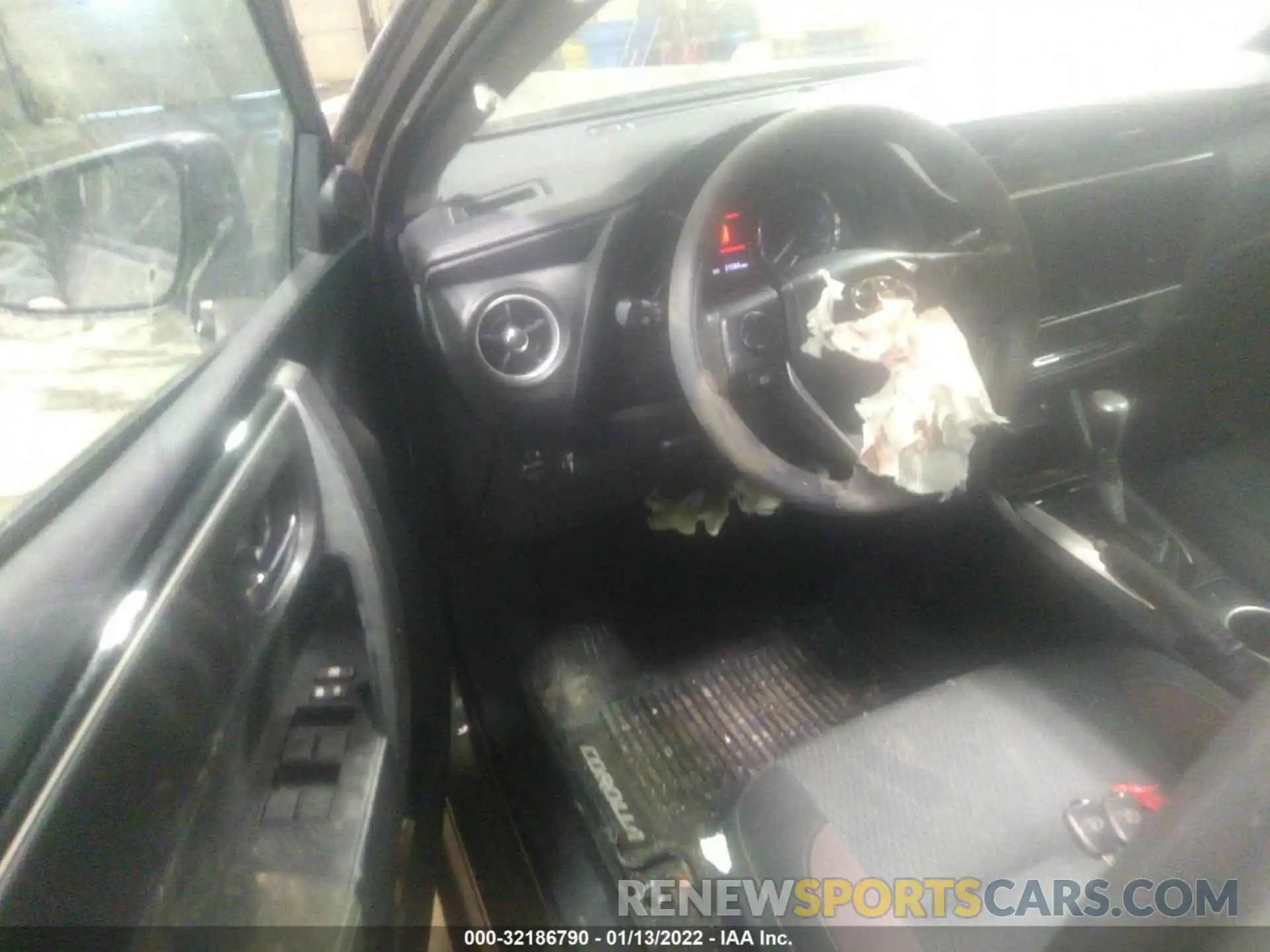 5 Photograph of a damaged car 2T1BURHE5KC184099 TOYOTA COROLLA 2019