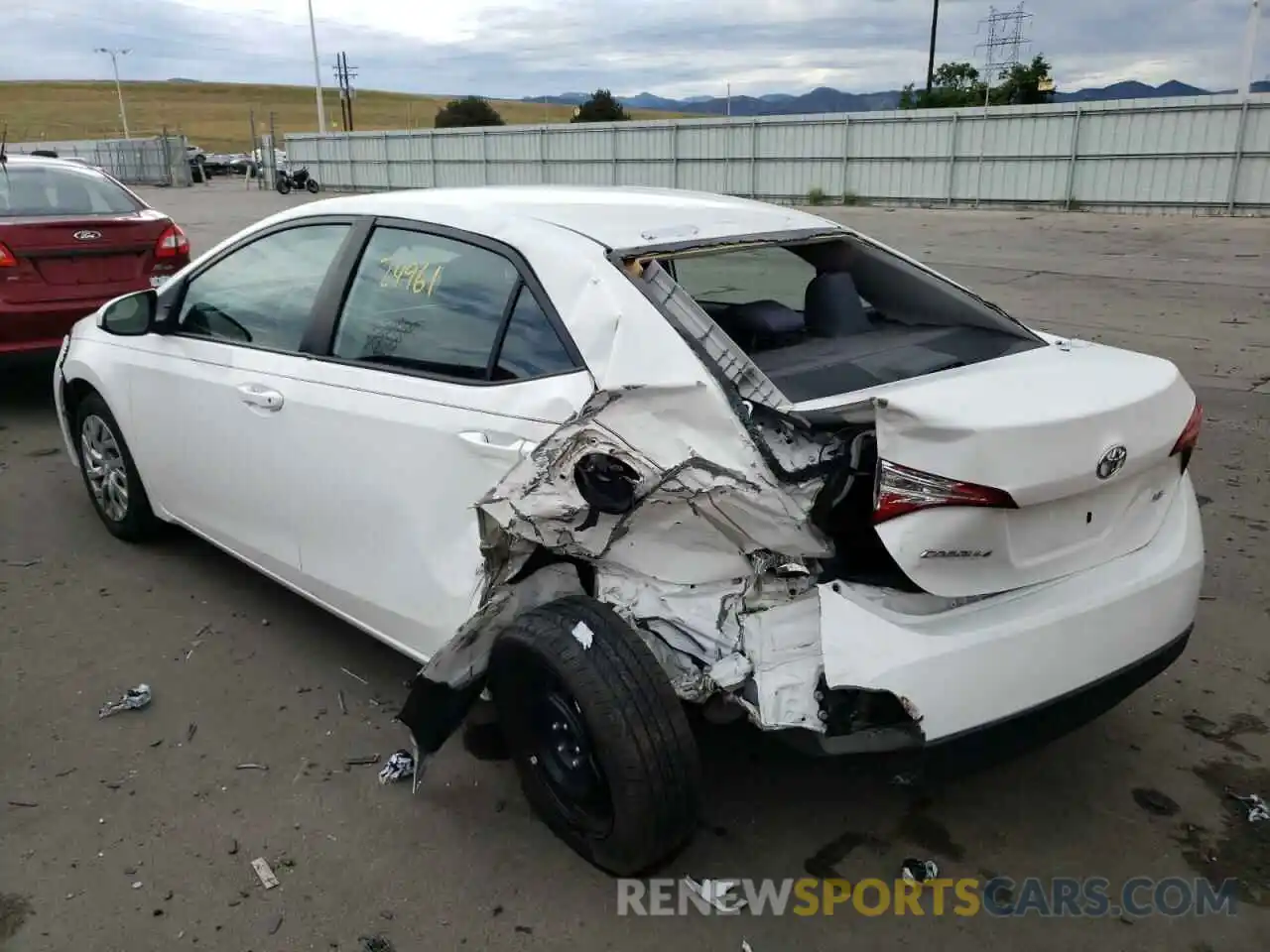 3 Photograph of a damaged car 2T1BURHE5KC217960 TOYOTA COROLLA 2019