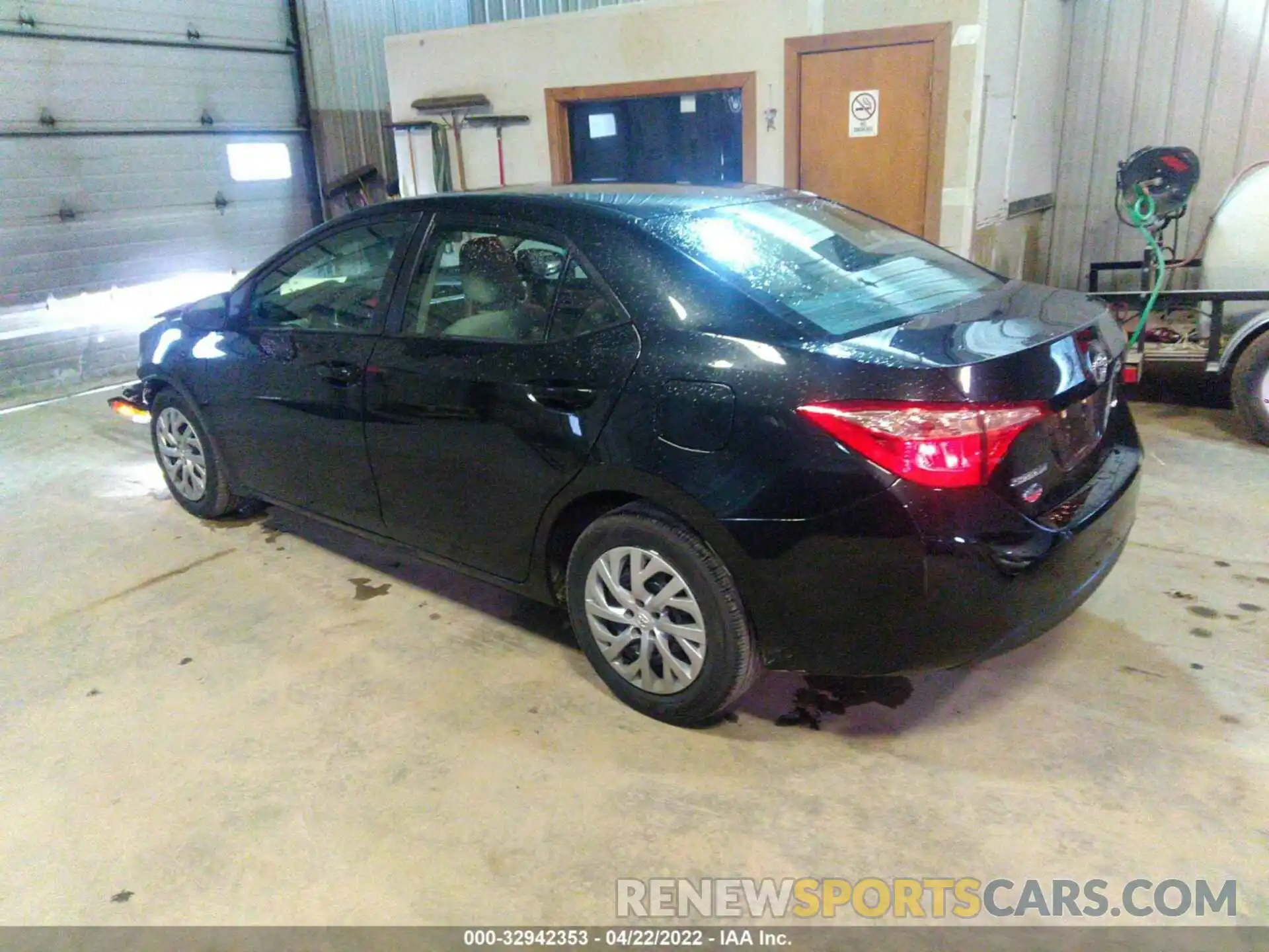 3 Photograph of a damaged car 2T1BURHE5KC227694 TOYOTA COROLLA 2019