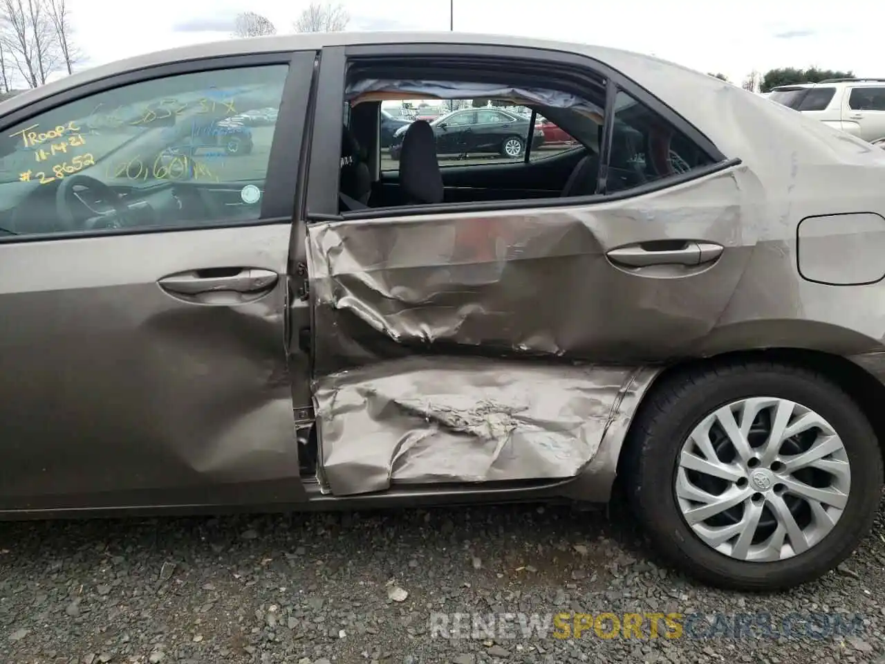 9 Photograph of a damaged car 2T1BURHE5KC233074 TOYOTA COROLLA 2019