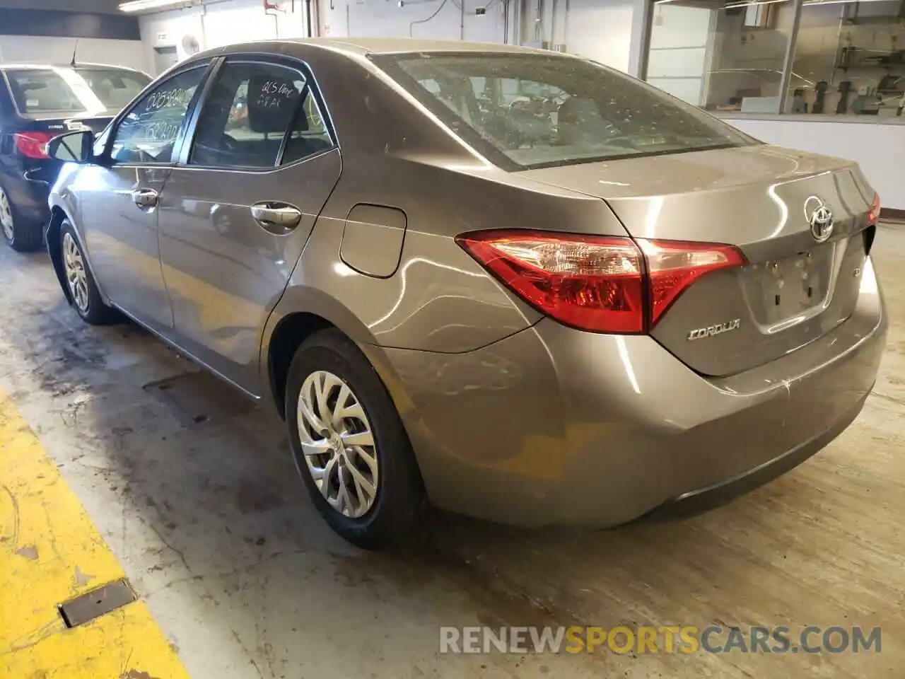 3 Photograph of a damaged car 2T1BURHE5KC243460 TOYOTA COROLLA 2019