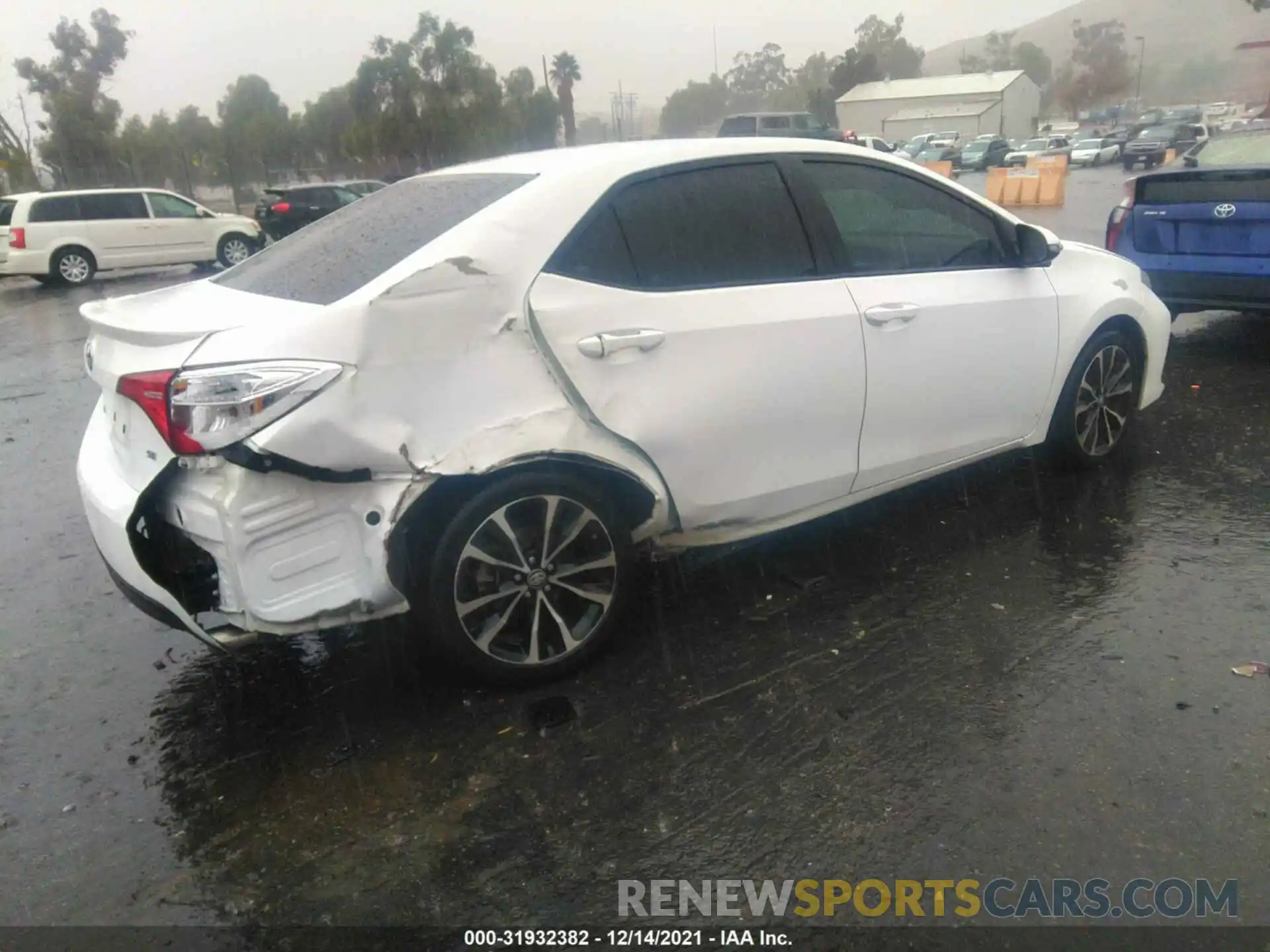 4 Photograph of a damaged car 2T1BURHE5KC246634 TOYOTA COROLLA 2019