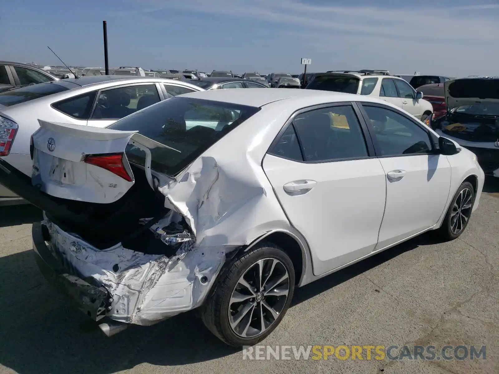 4 Photograph of a damaged car 2T1BURHE6KC170700 TOYOTA COROLLA 2019