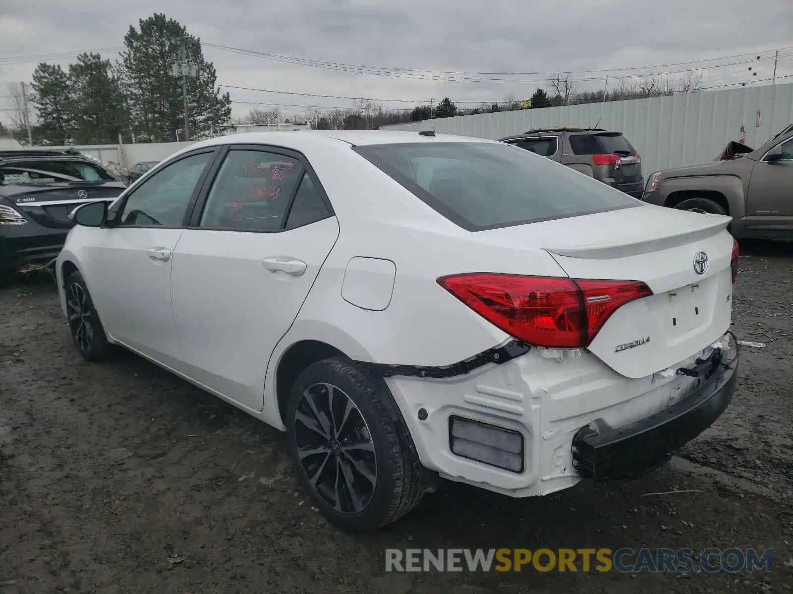 3 Photograph of a damaged car 2T1BURHE6KC172396 TOYOTA COROLLA 2019