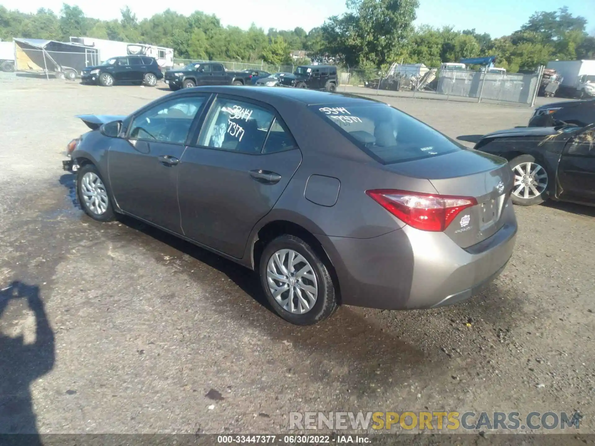 3 Photograph of a damaged car 2T1BURHE6KC197444 TOYOTA COROLLA 2019