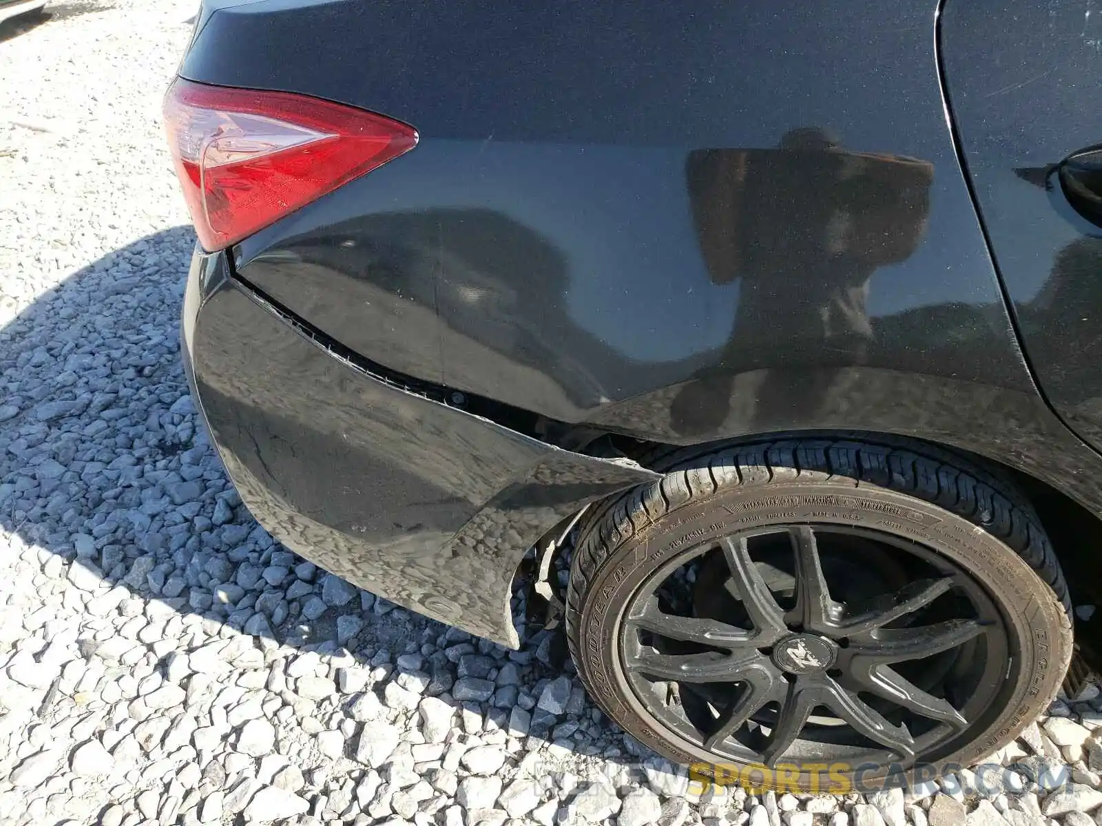 9 Photograph of a damaged car 2T1BURHE6KC233231 TOYOTA COROLLA 2019