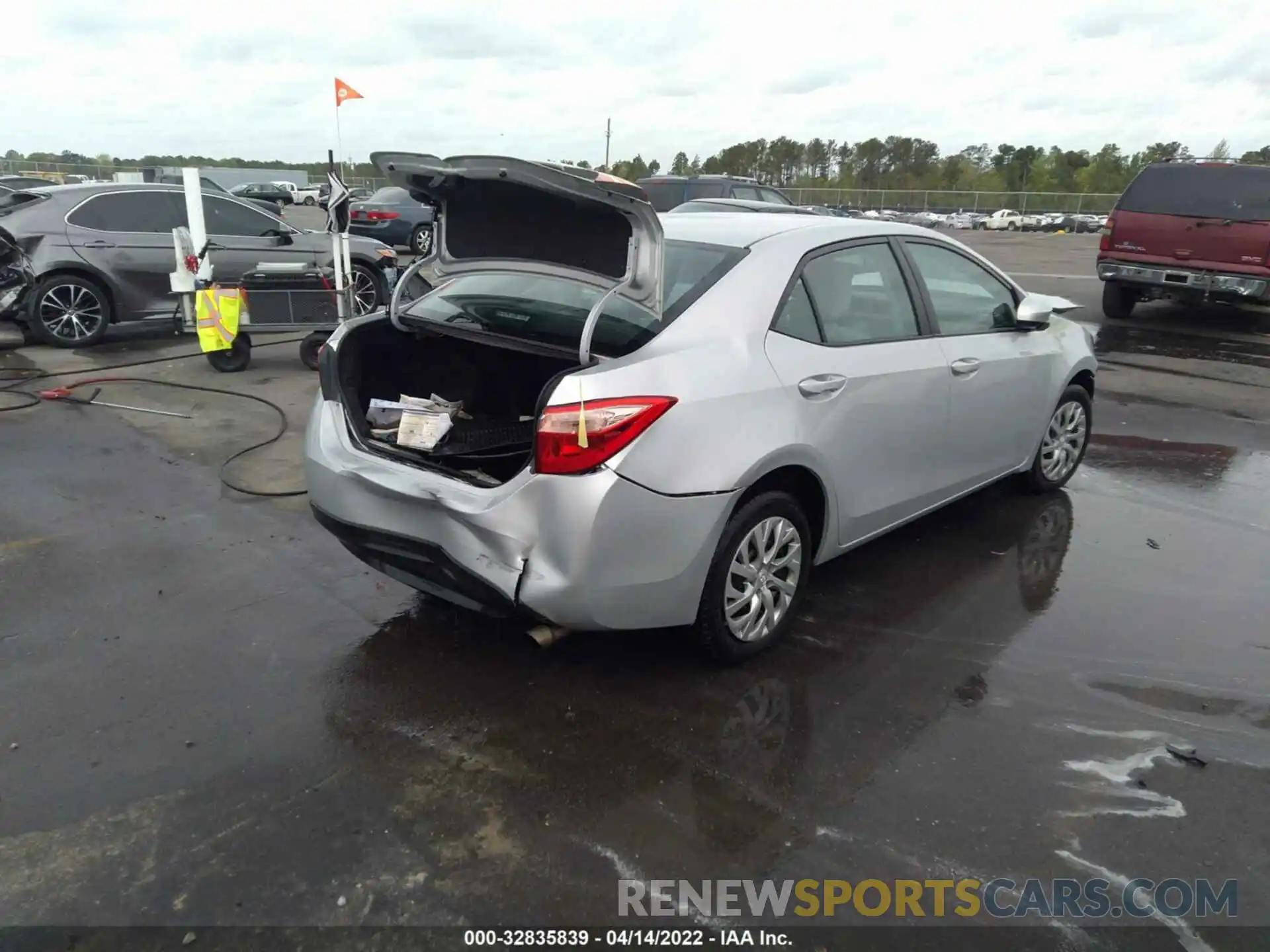 4 Photograph of a damaged car 2T1BURHE7KC200237 TOYOTA COROLLA 2019