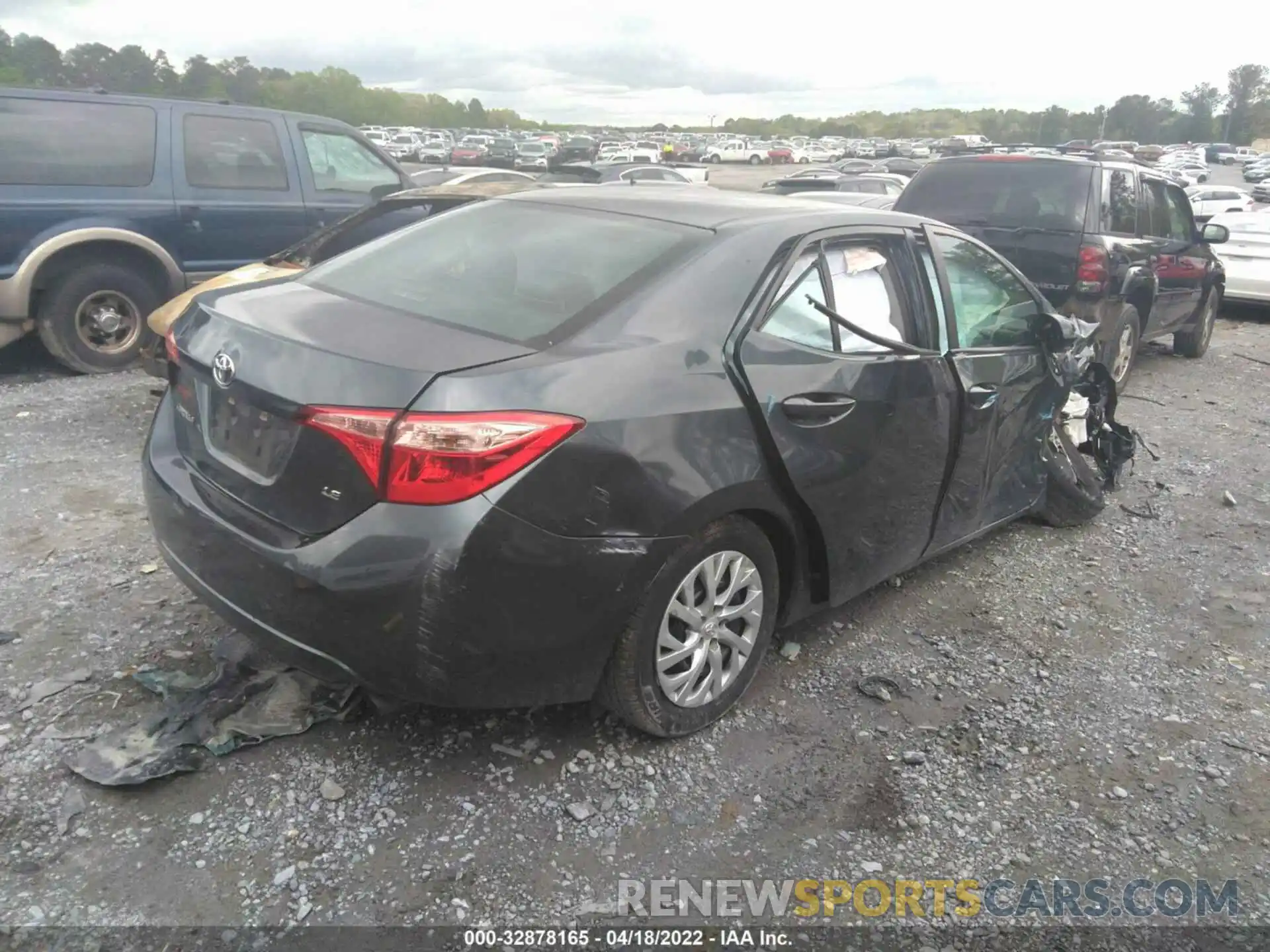 4 Photograph of a damaged car 2T1BURHE8KC137066 TOYOTA COROLLA 2019