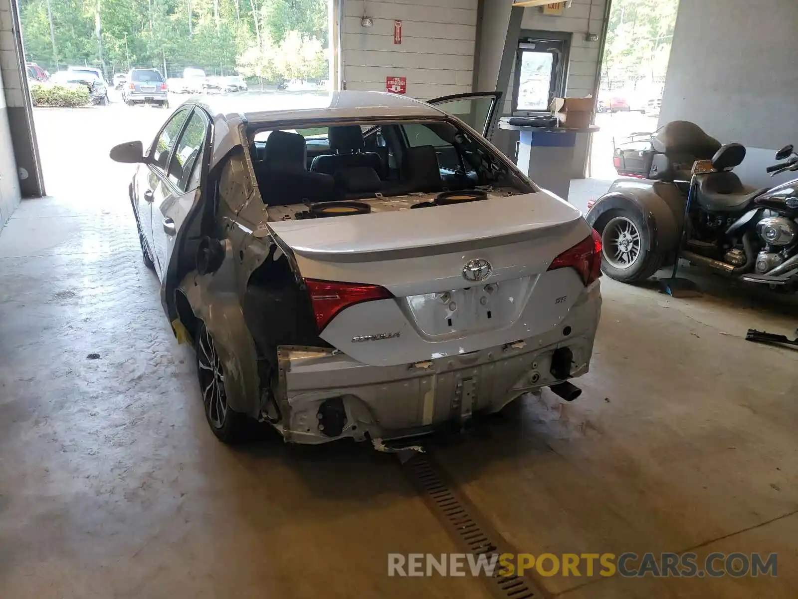 9 Photograph of a damaged car 2T1BURHE8KC169905 TOYOTA COROLLA 2019