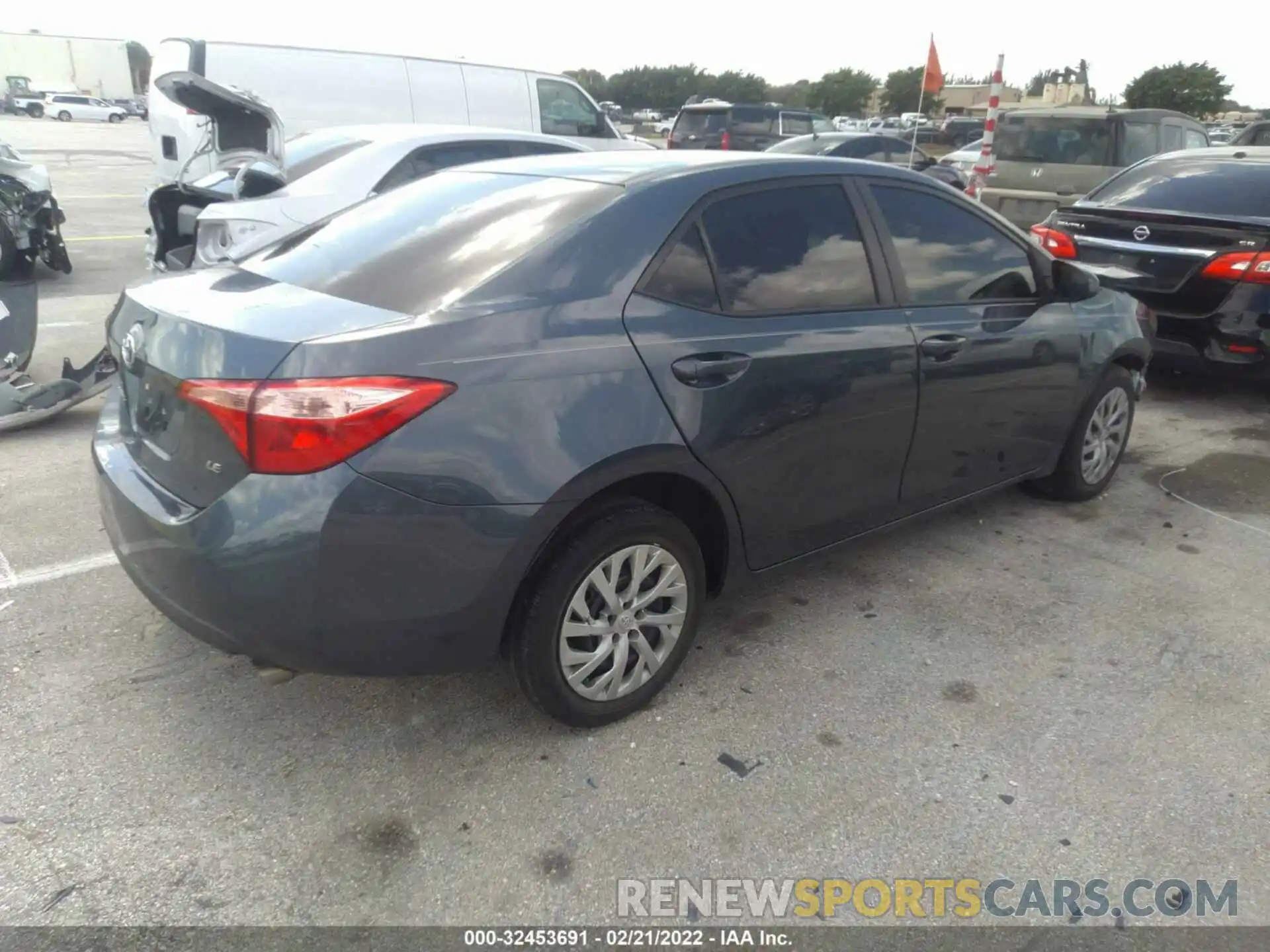 4 Photograph of a damaged car 2T1BURHE8KC171556 TOYOTA COROLLA 2019