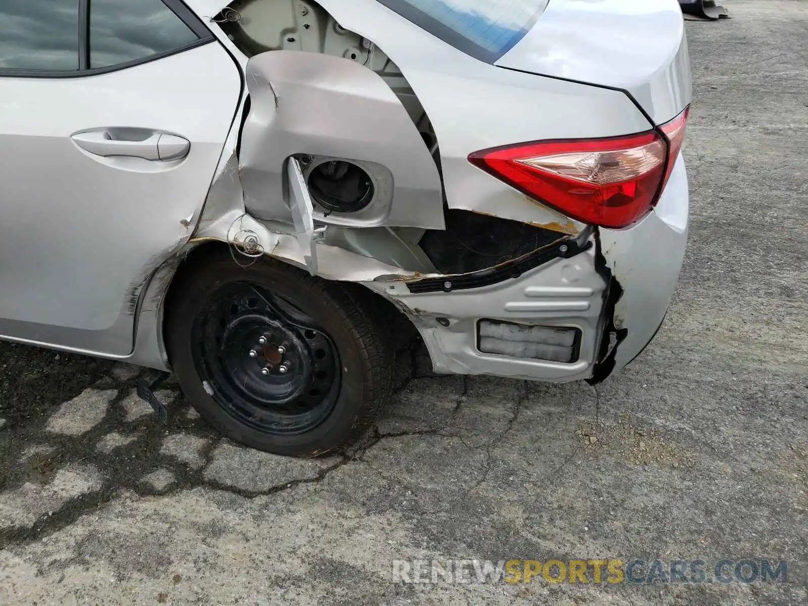 9 Photograph of a damaged car 2T1BURHE8KC174697 TOYOTA COROLLA 2019