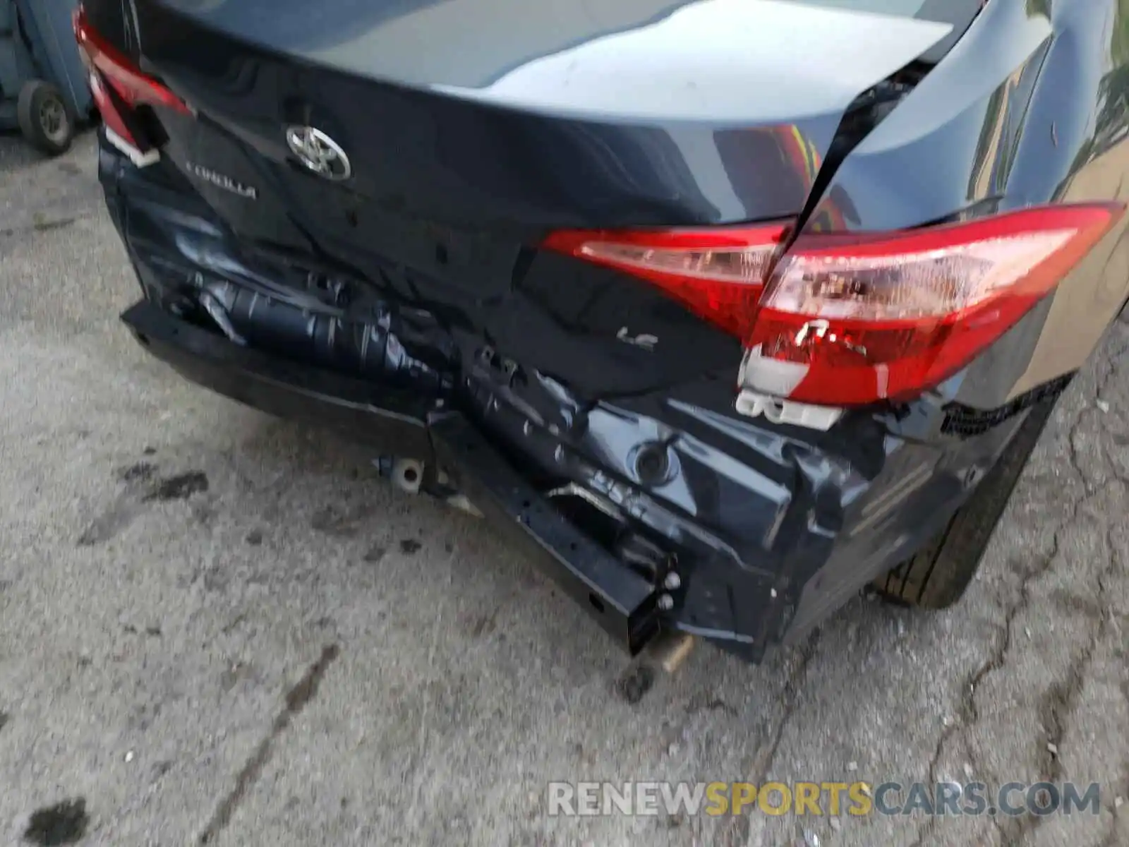 9 Photograph of a damaged car 2T1BURHE8KC194142 TOYOTA COROLLA 2019