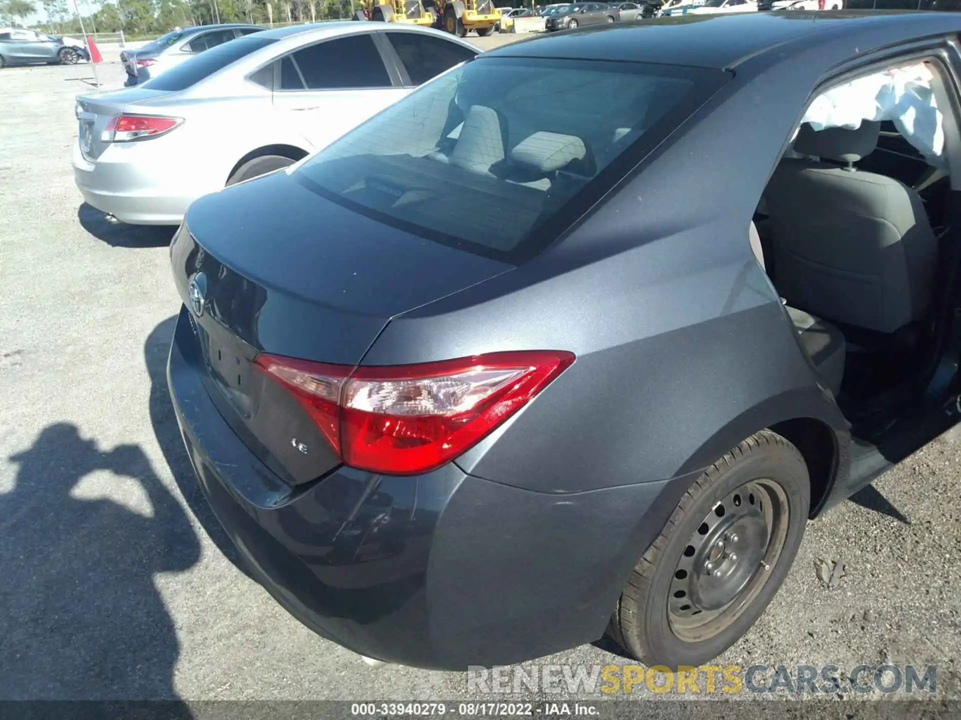 4 Photograph of a damaged car 2T1BURHE8KC194688 TOYOTA COROLLA 2019