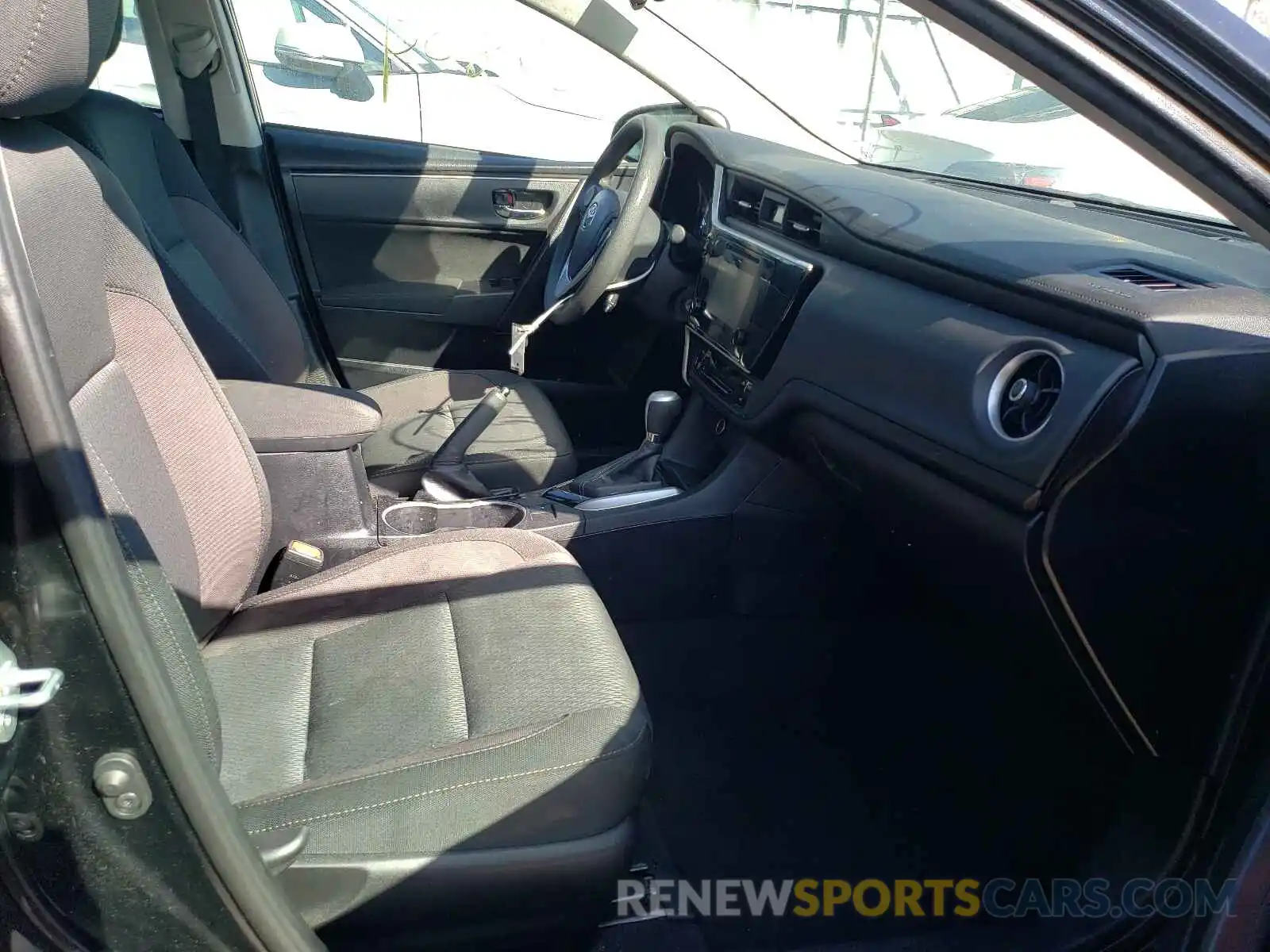 5 Photograph of a damaged car 2T1BURHE8KC211070 TOYOTA COROLLA 2019