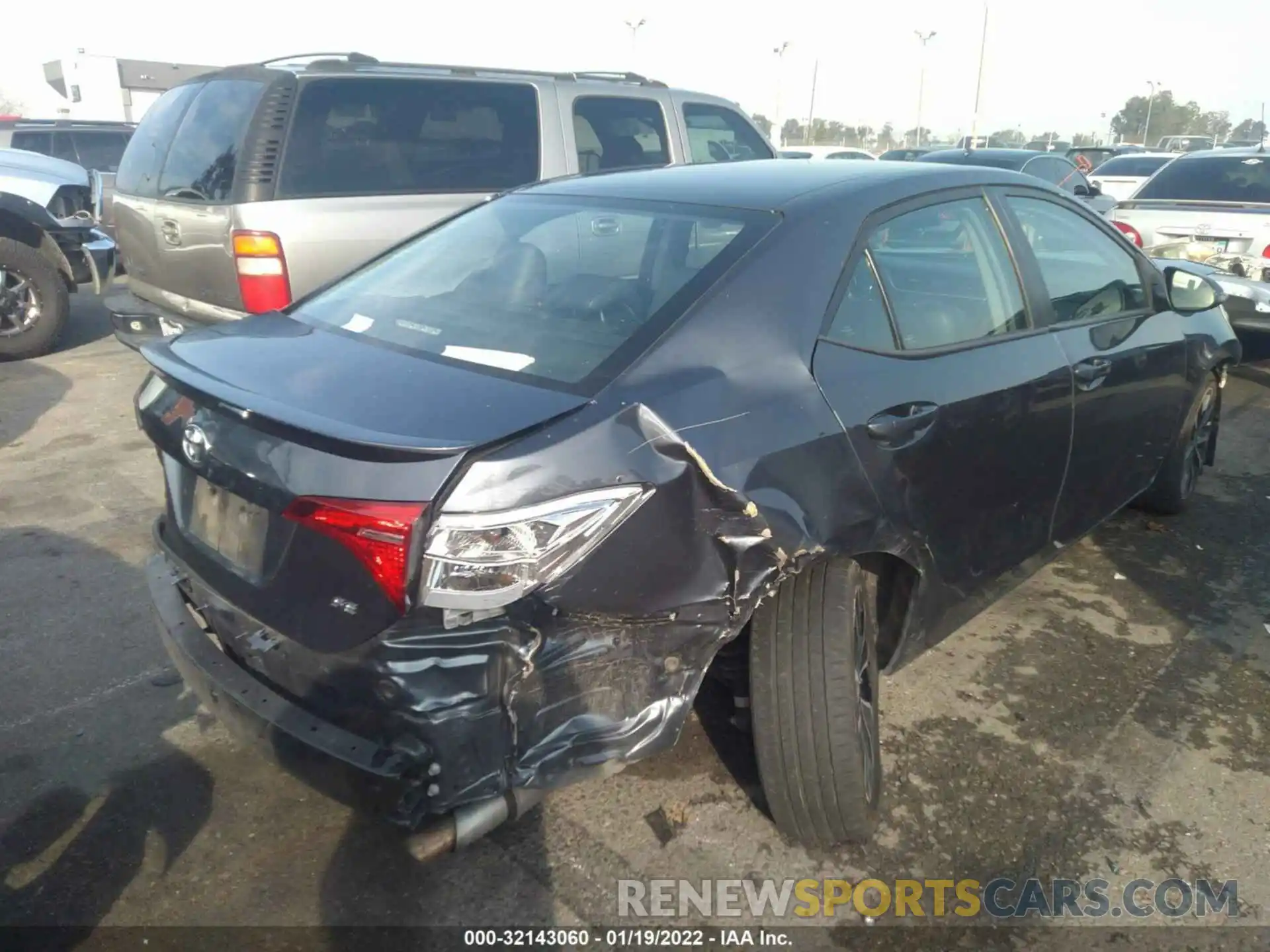 4 Photograph of a damaged car 2T1BURHE9KC140445 TOYOTA COROLLA 2019