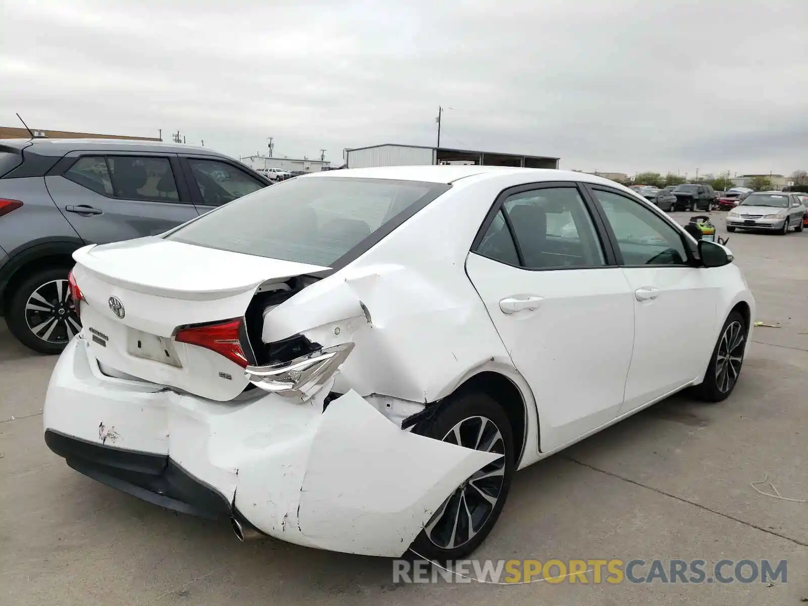 4 Photograph of a damaged car 2T1BURHE9KC165152 TOYOTA COROLLA 2019