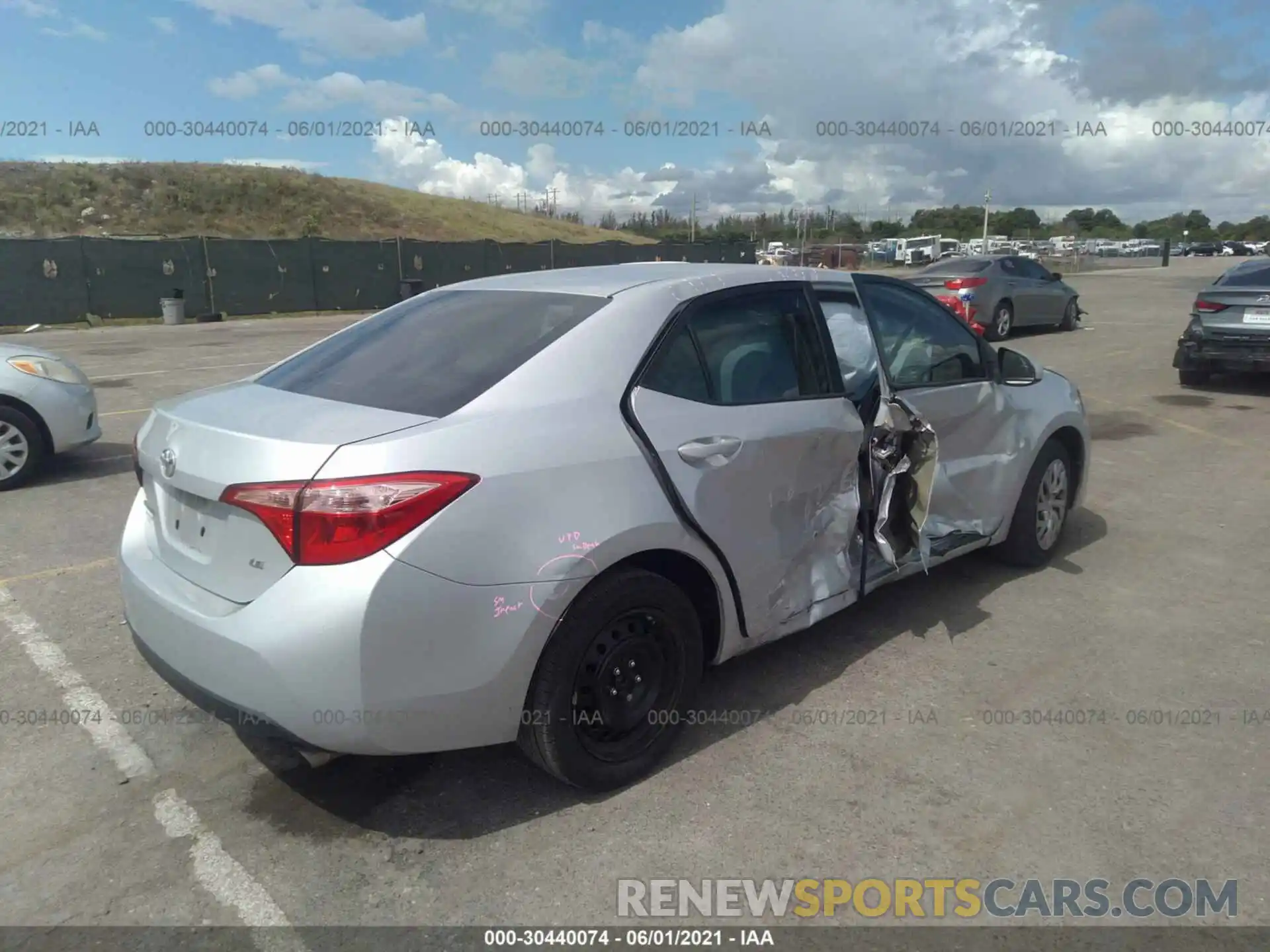 4 Photograph of a damaged car 2T1BURHE9KC210557 TOYOTA COROLLA 2019