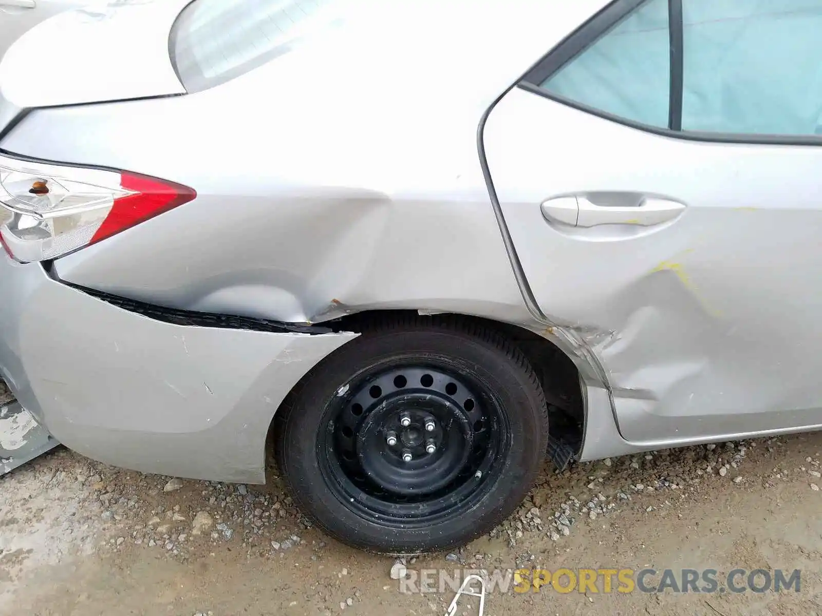 9 Photograph of a damaged car 2T1BURHE9KC233806 TOYOTA COROLLA 2019