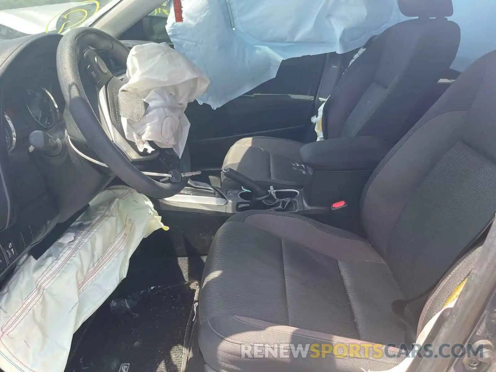 5 Photograph of a damaged car 5YFBURHE0KP938624 TOYOTA COROLLA 2019