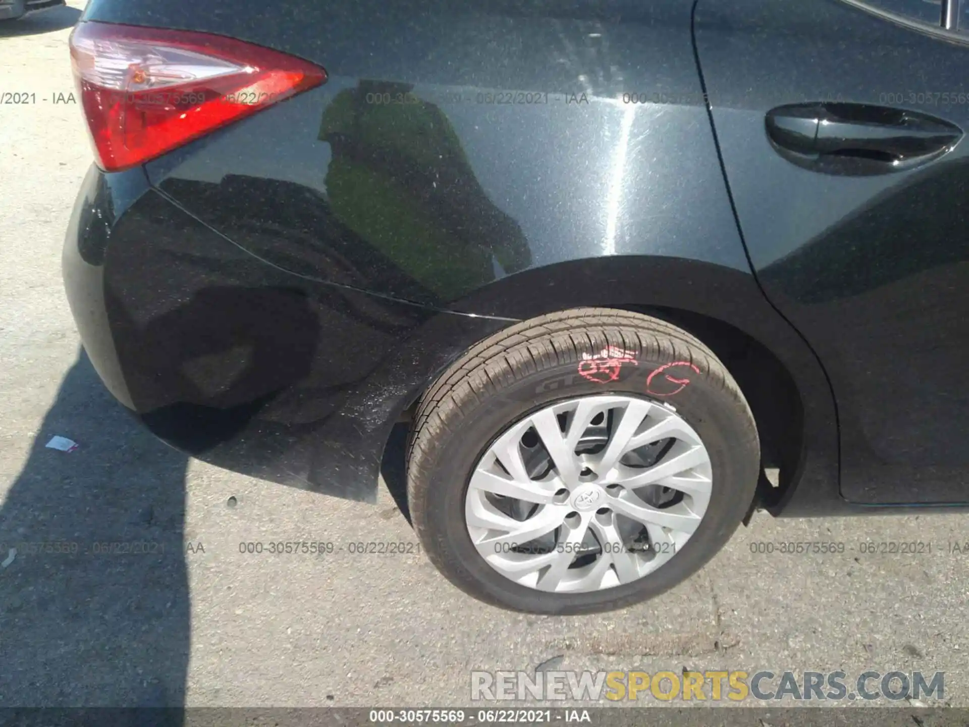 15 Photograph of a damaged car 5YFBURHE1KP918351 TOYOTA COROLLA 2019