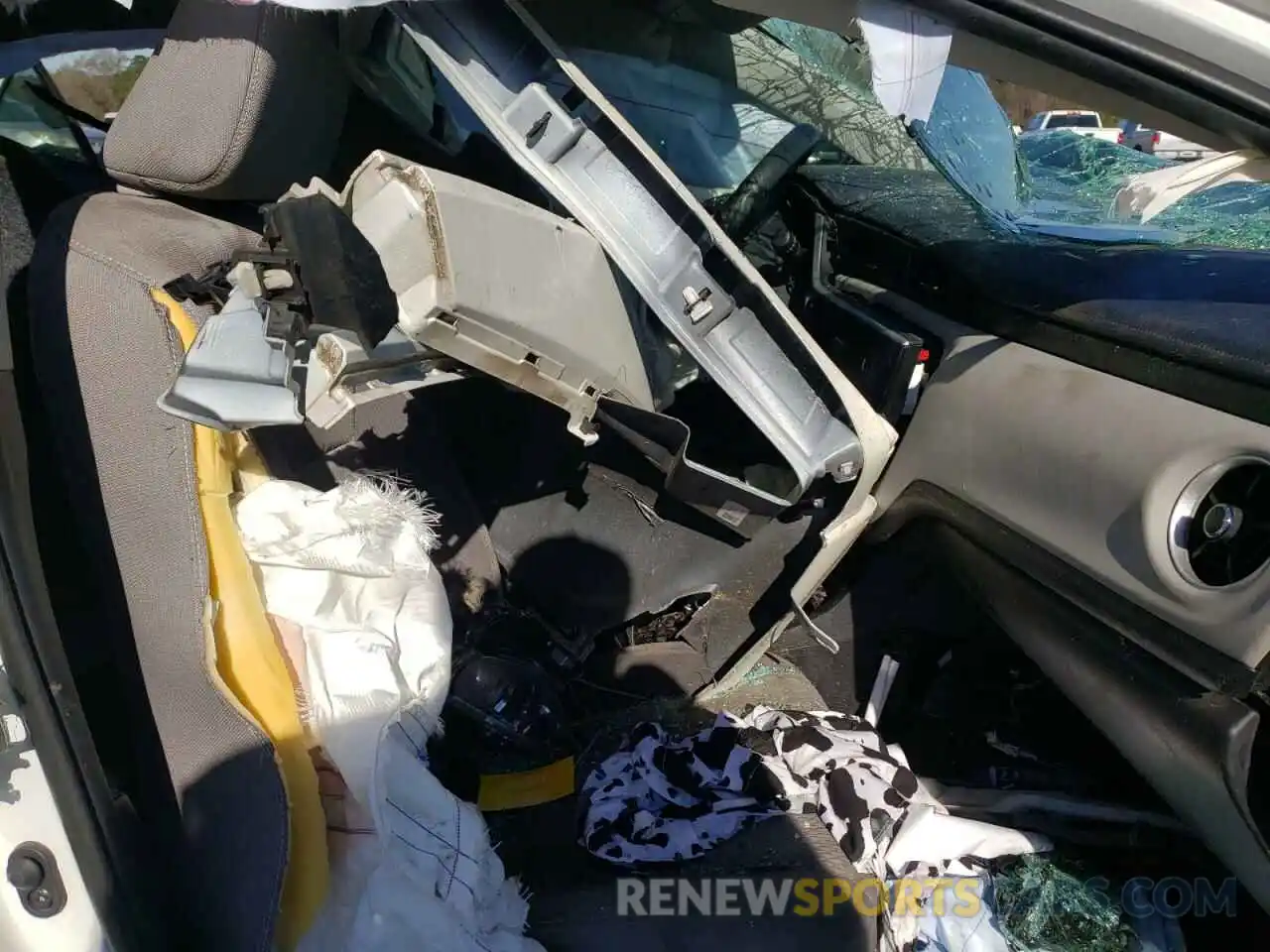 5 Photograph of a damaged car 5YFBURHE4KP939243 TOYOTA COROLLA 2019