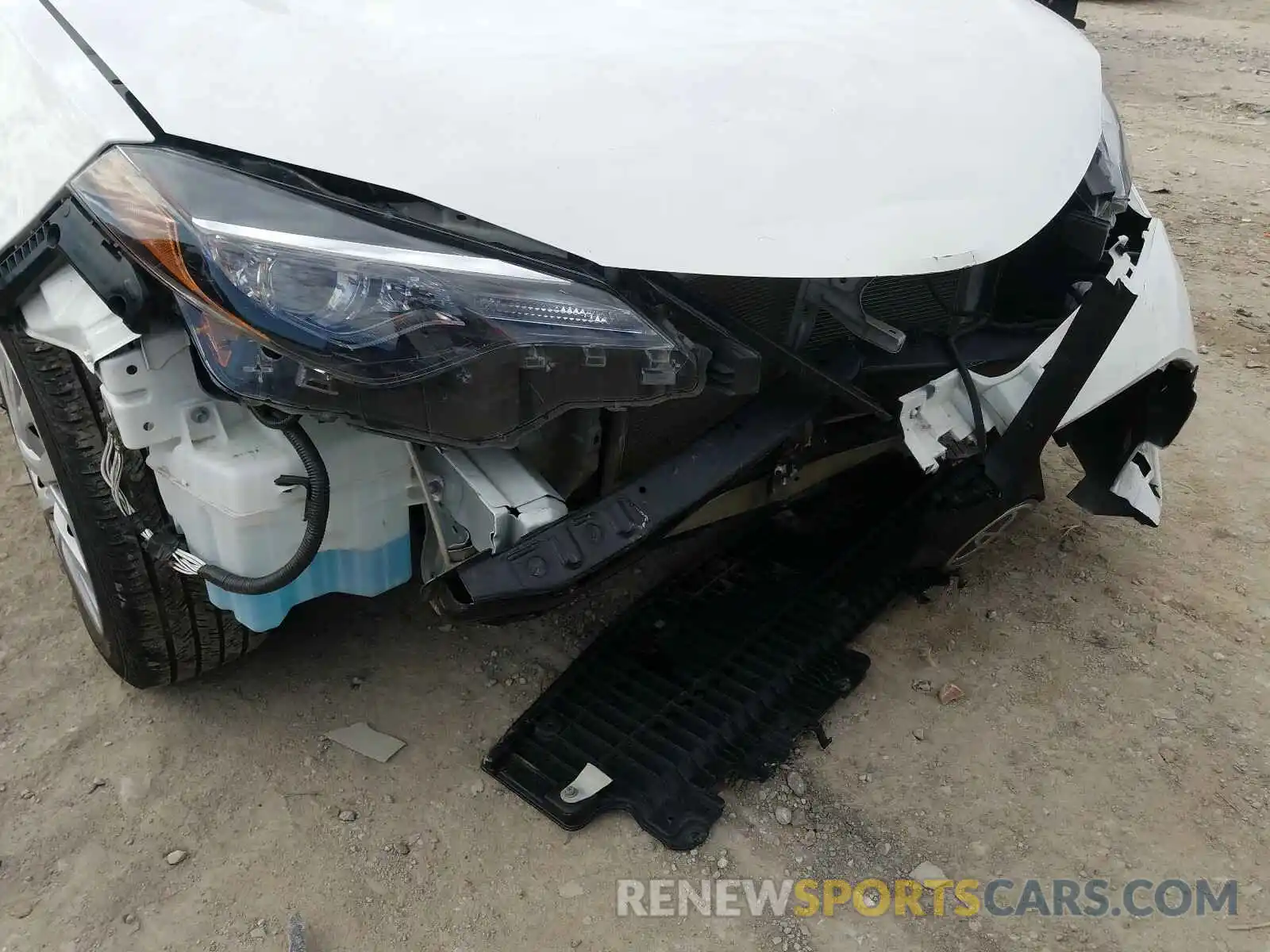 9 Photograph of a damaged car 5YFBURHE5KP885337 TOYOTA COROLLA 2019