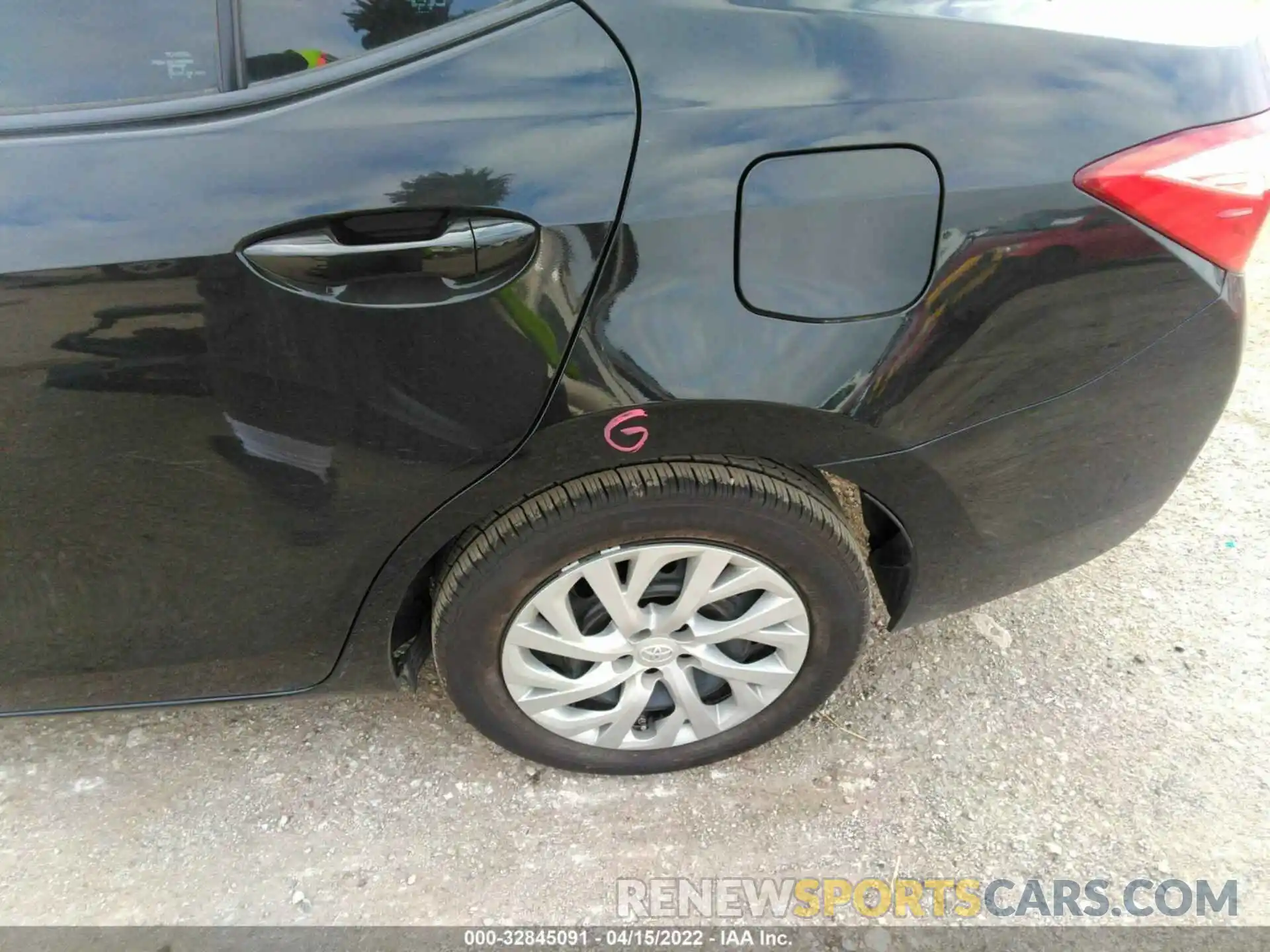 14 Photograph of a damaged car 5YFBURHE5KP910866 TOYOTA COROLLA 2019