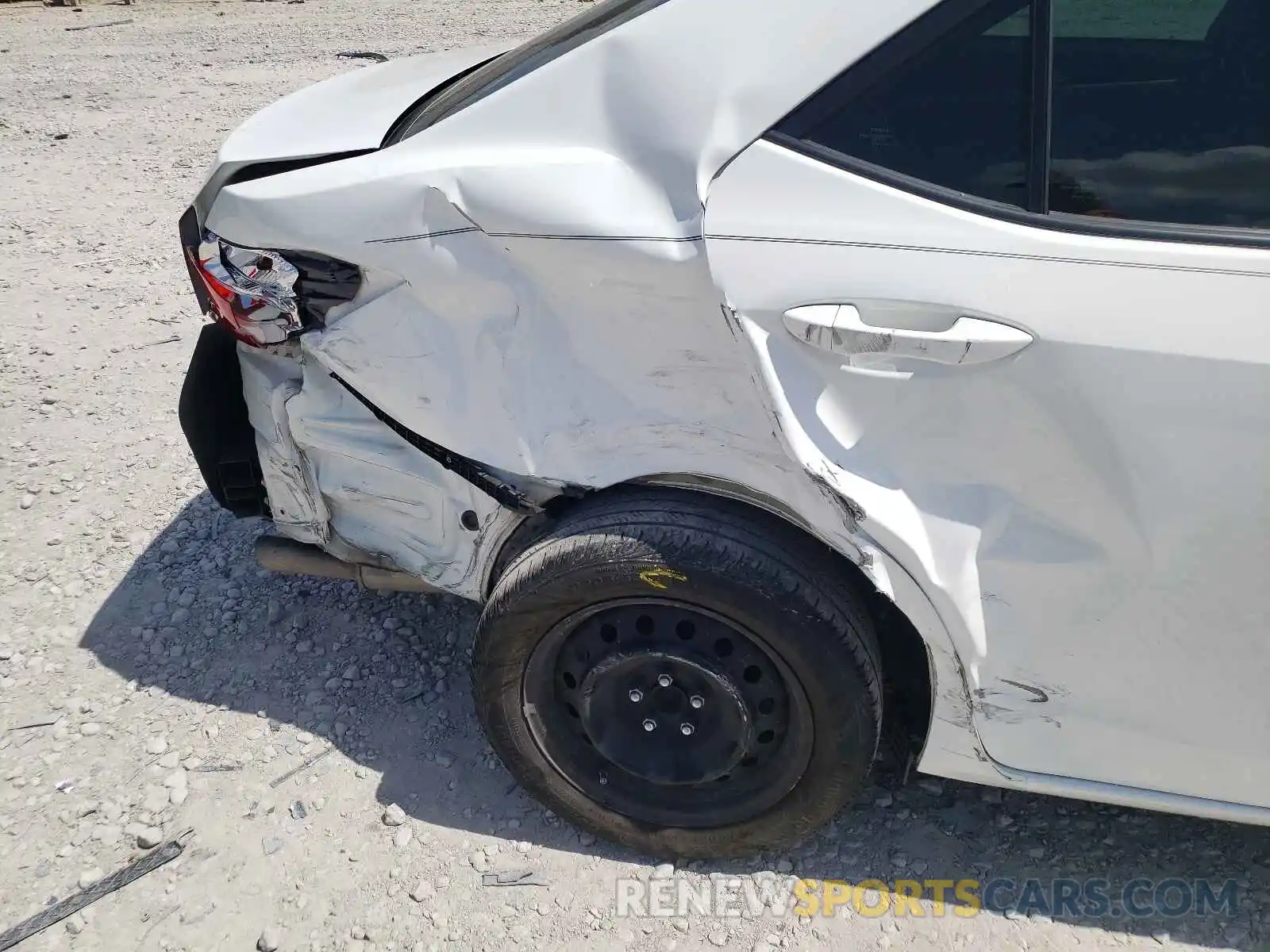 9 Photograph of a damaged car 5YFBURHE6KP885797 TOYOTA COROLLA 2019