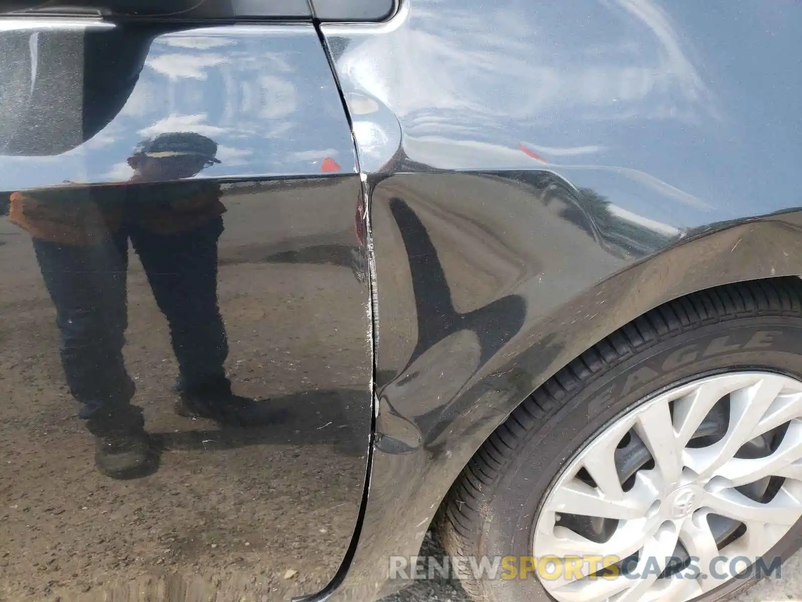 9 Photograph of a damaged car 5YFBURHE6KP936098 TOYOTA COROLLA 2019