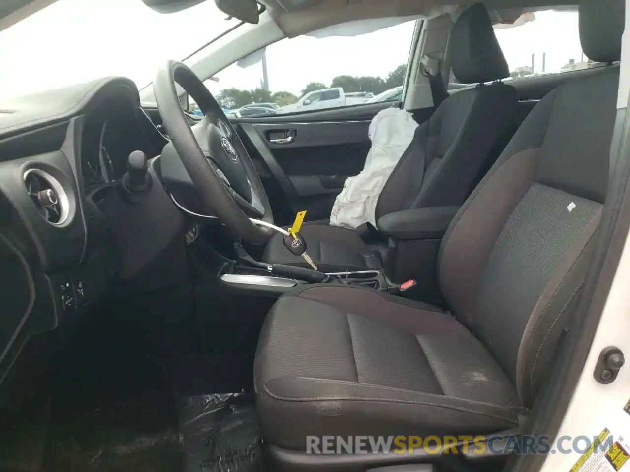 5 Photograph of a damaged car 5YFBURHE6KP942452 TOYOTA COROLLA 2019